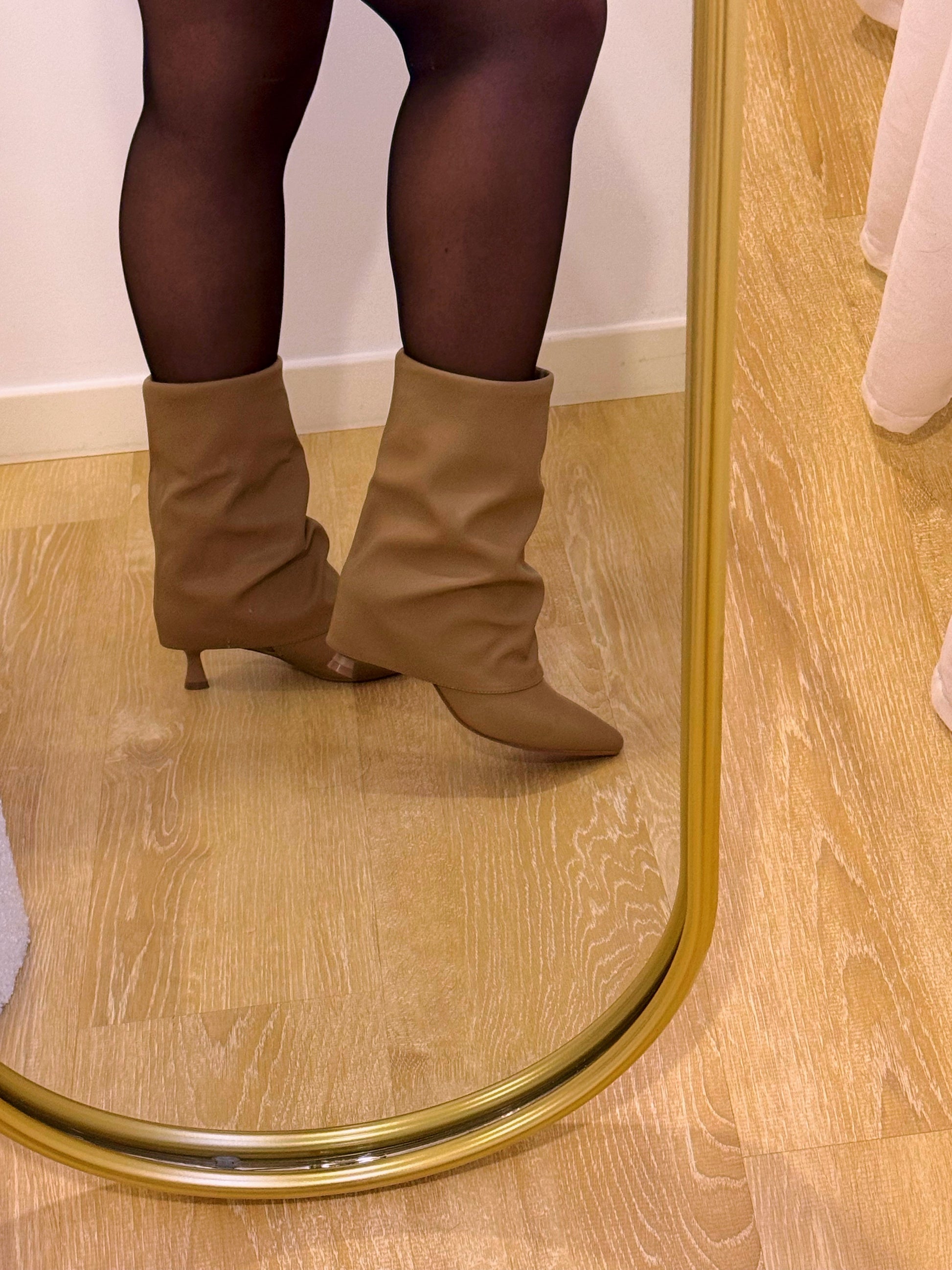 Botim elegante em bico com aba e salto pequeno | Khaki