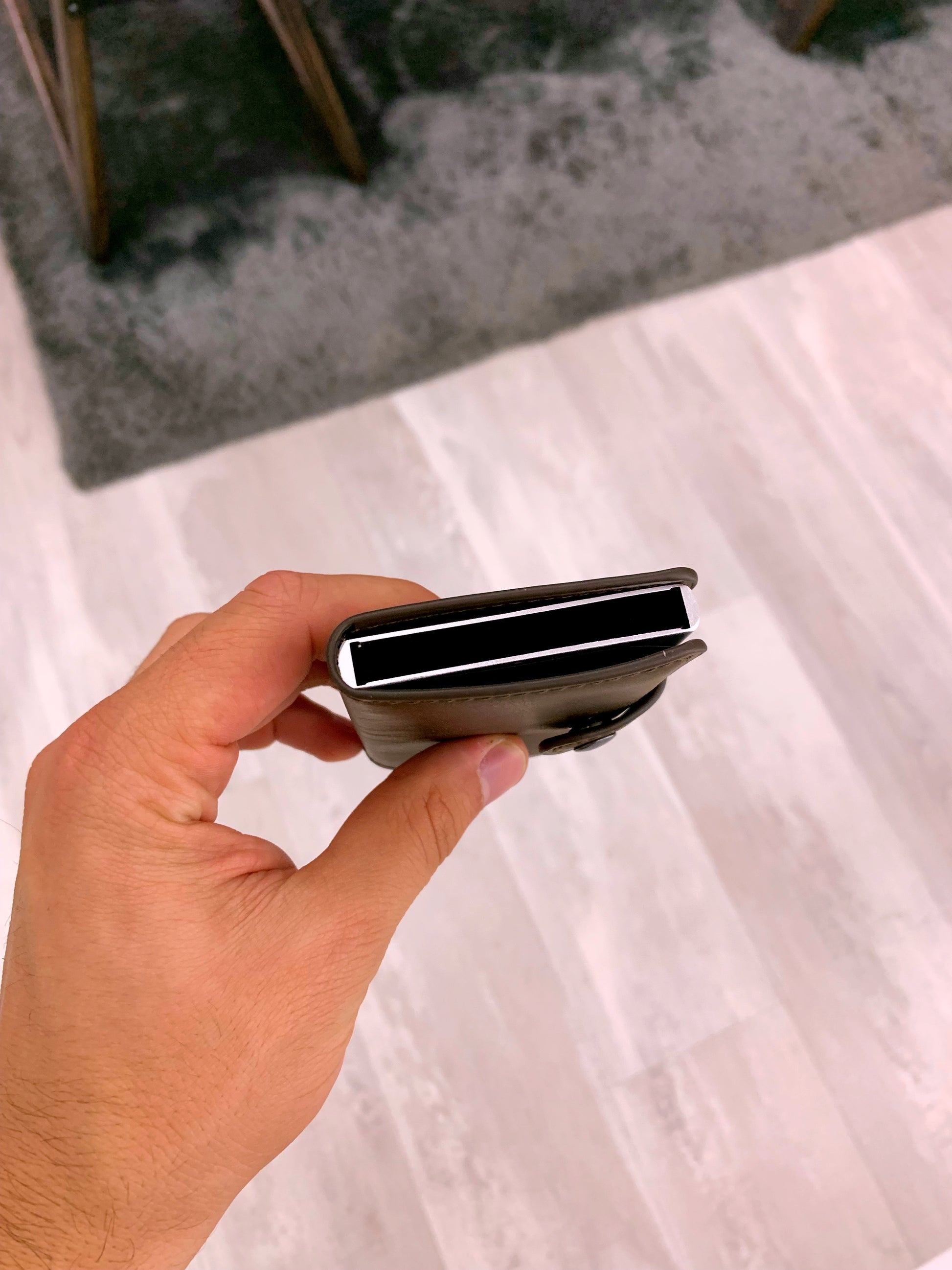 Porta cartões com fecho de mola