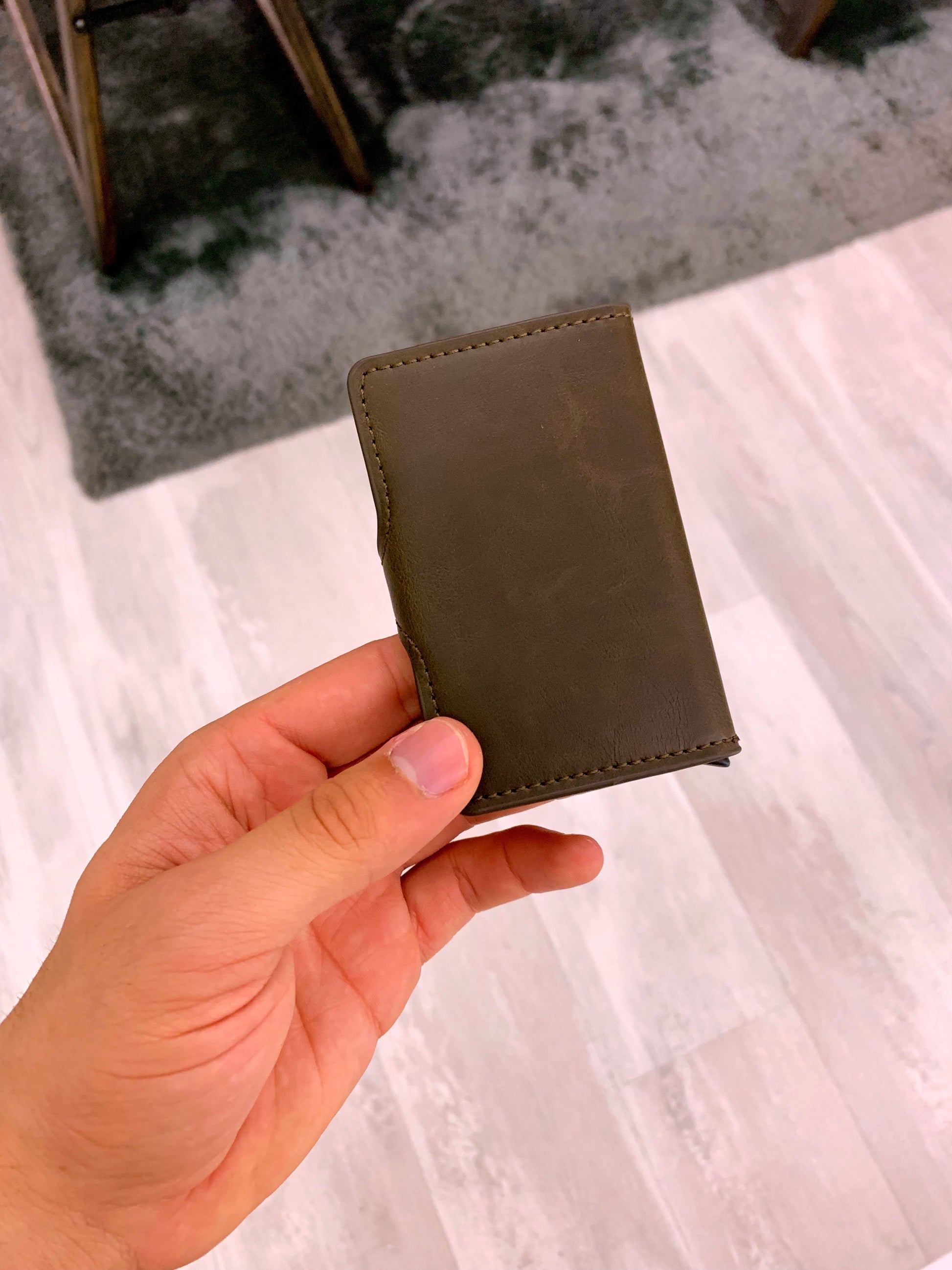 Porta cartões com fecho de mola