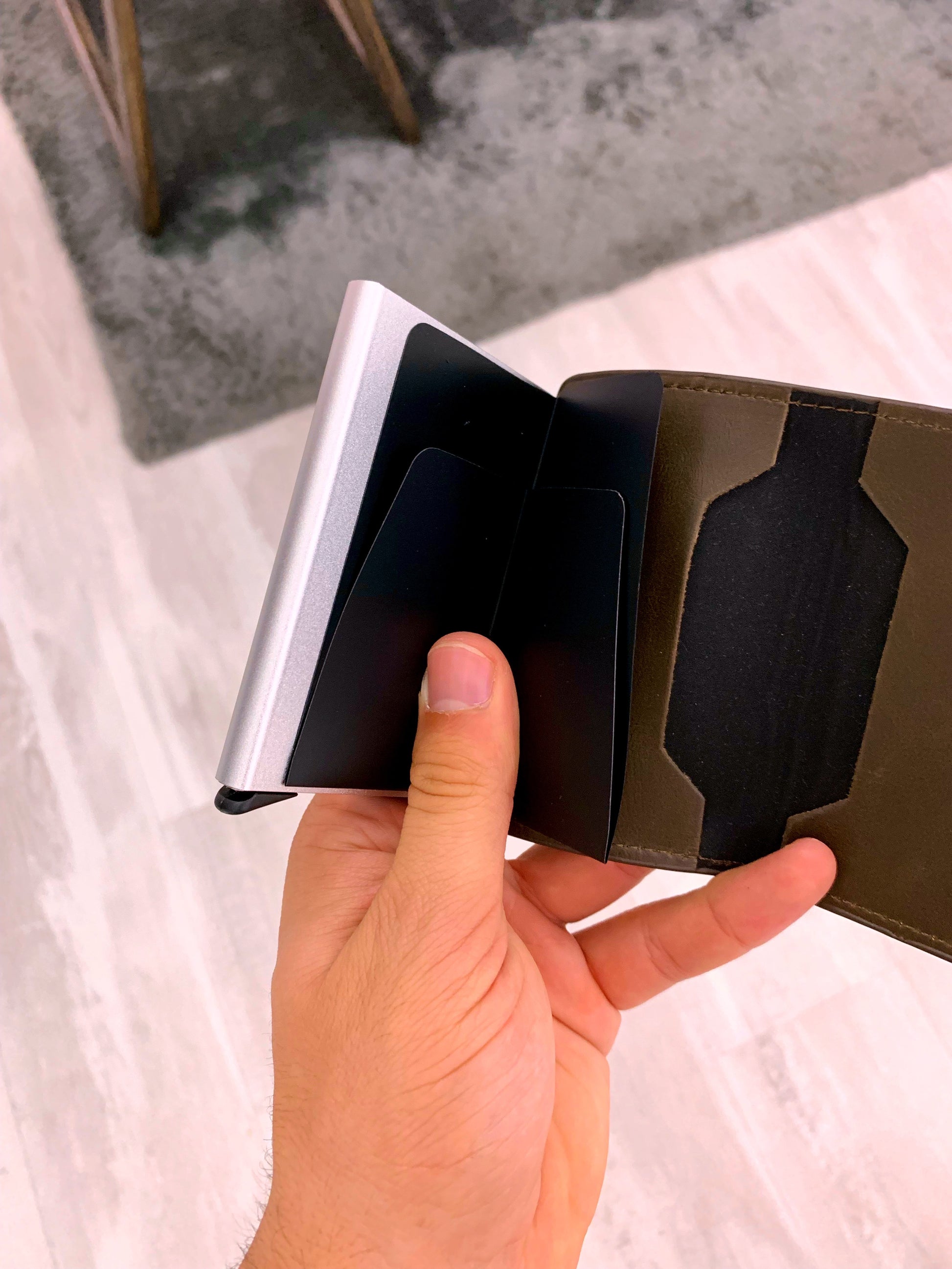 Porta cartões com fecho de mola