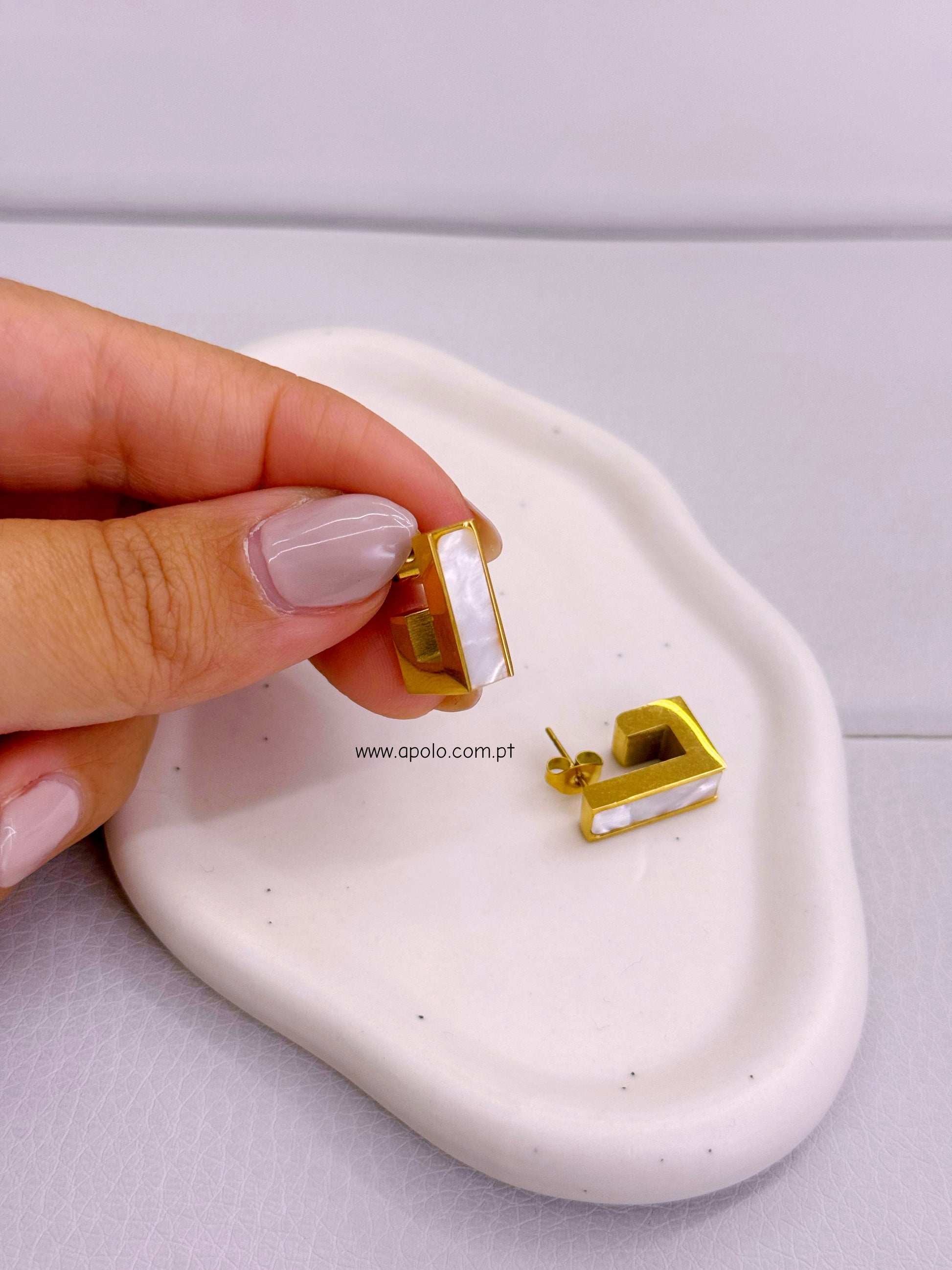 Mini argolas retangulares com madre pérola | Dourado