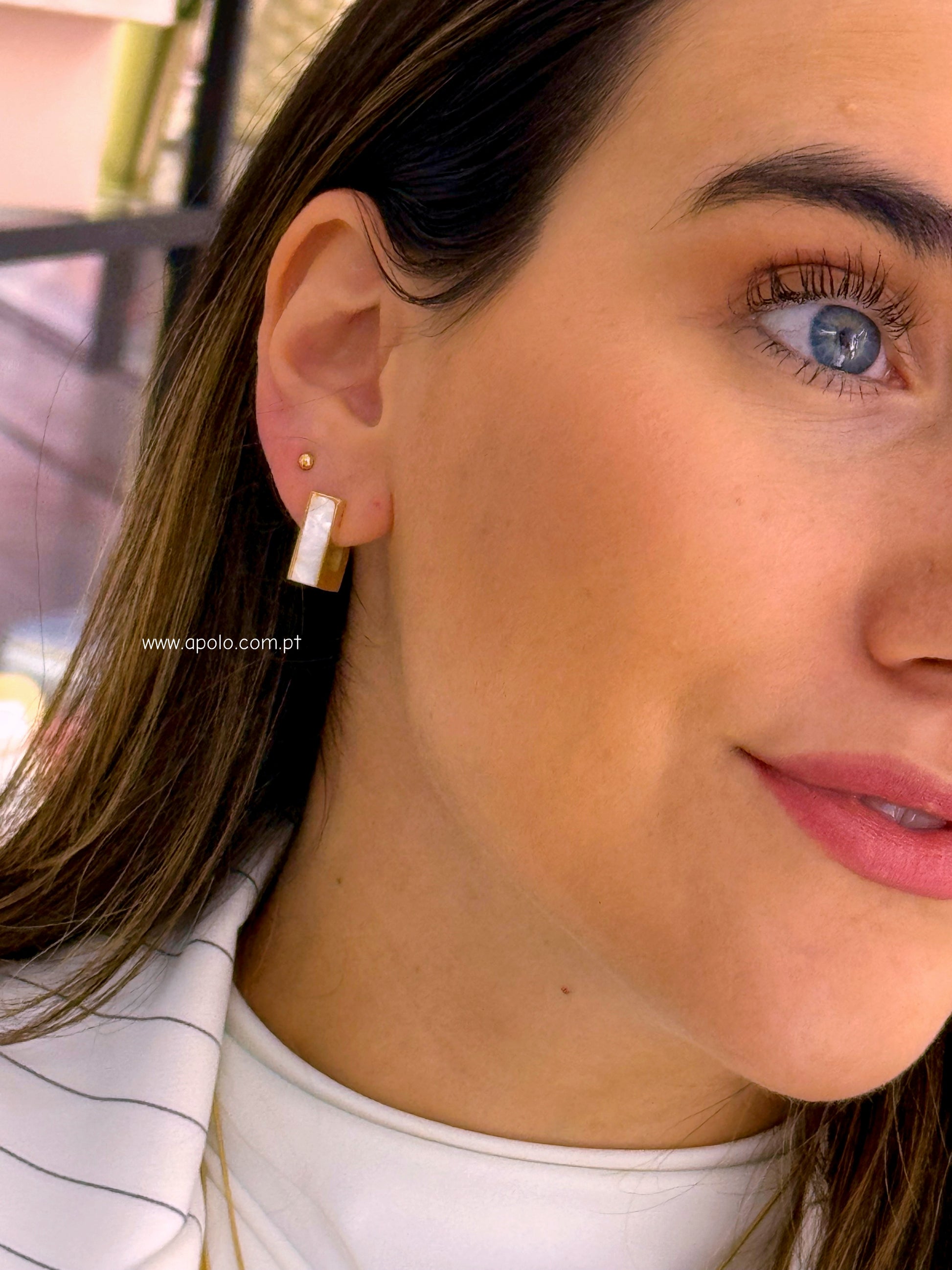 Mini argolas retangulares com madre pérola | Dourado