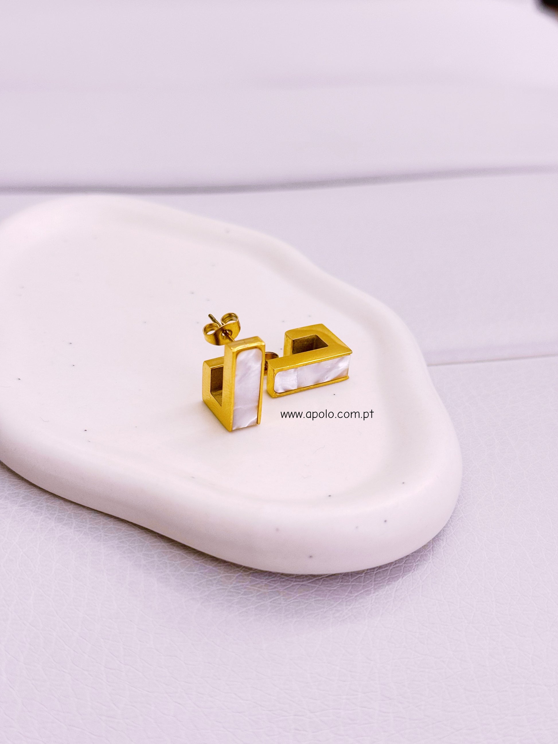 Mini argolas retangulares com madre pérola | Dourado