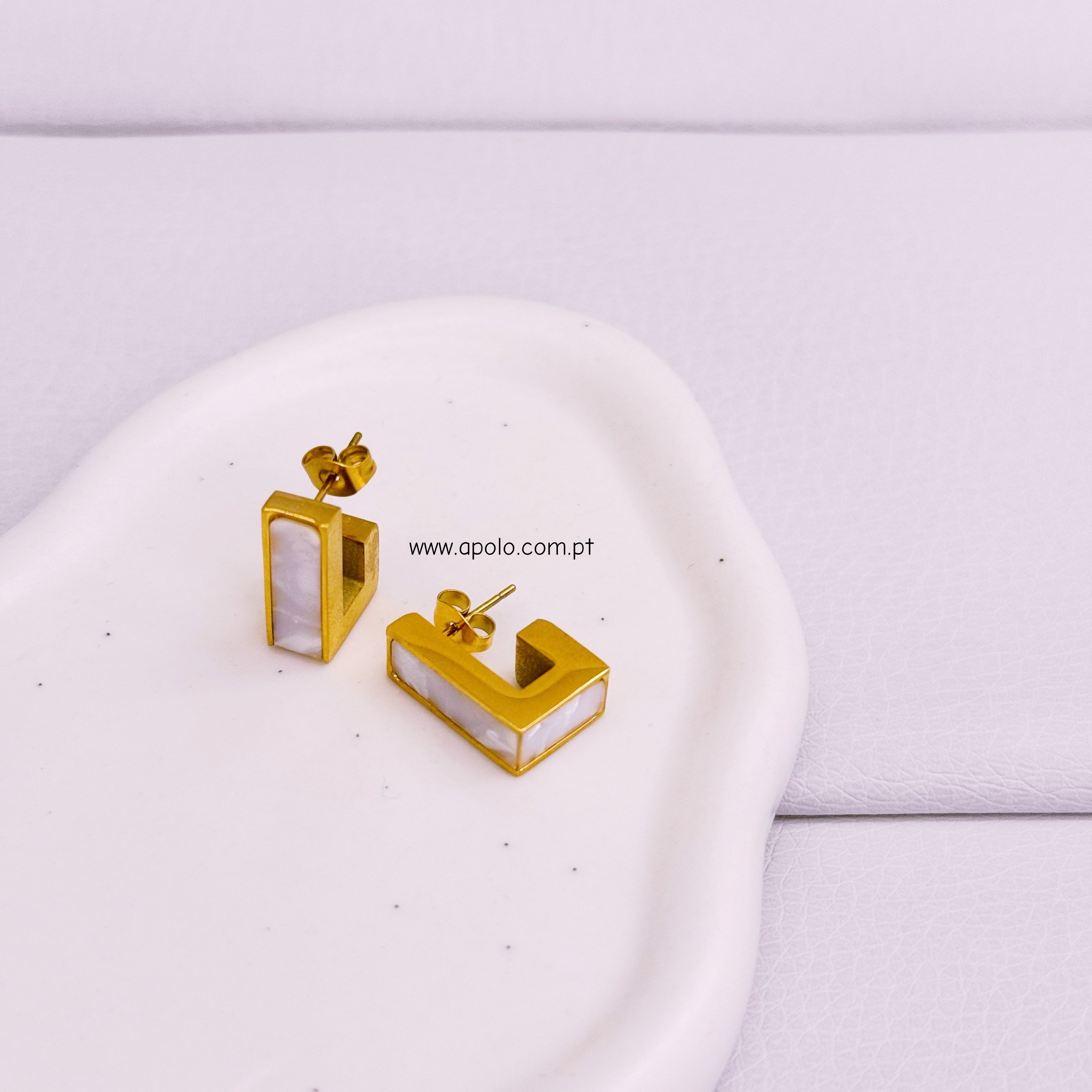 Mini argolas retangulares com madre pérola | Dourado