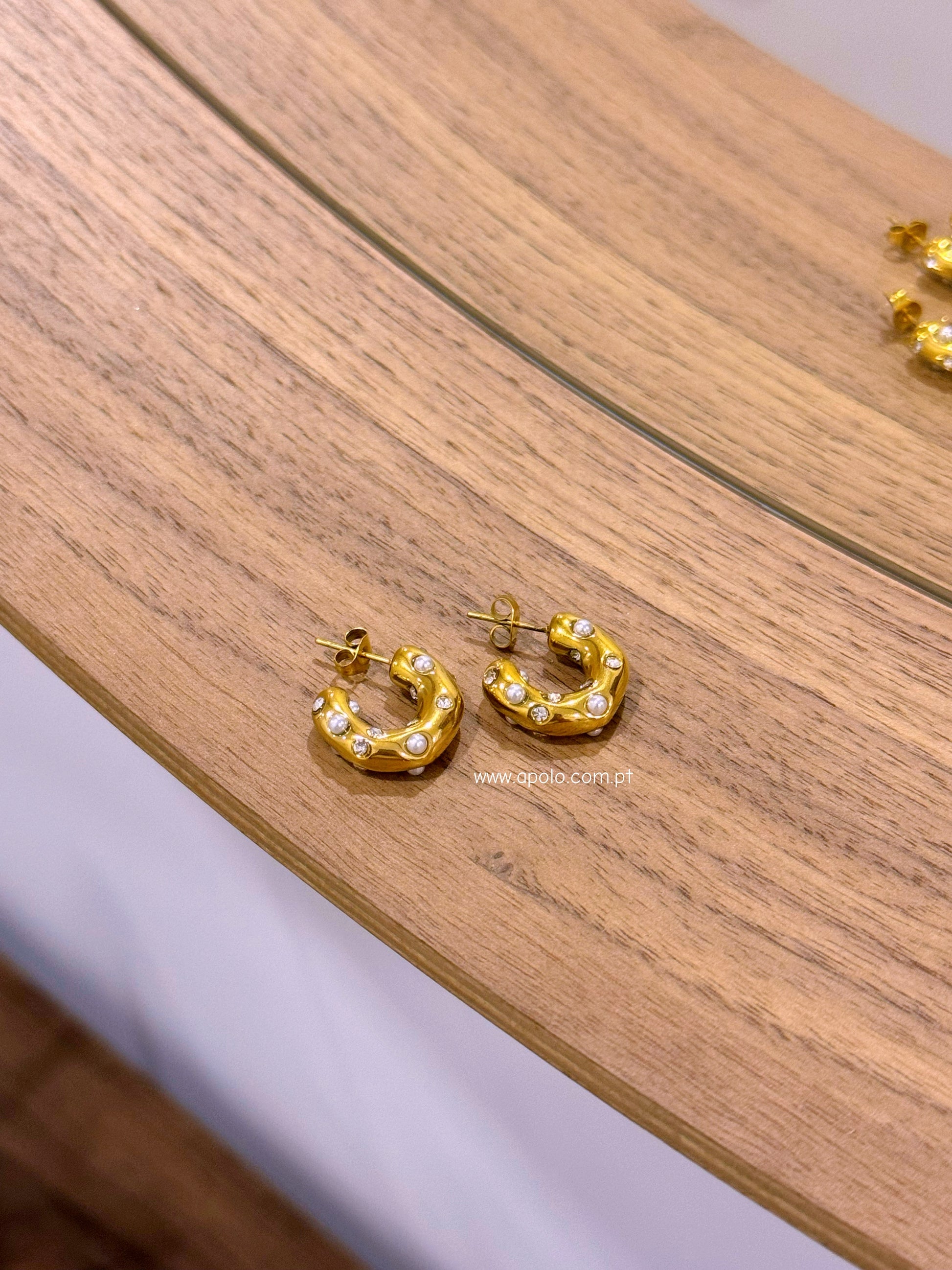 Argolas irregulares com pérolas e brilhantes | Dourado