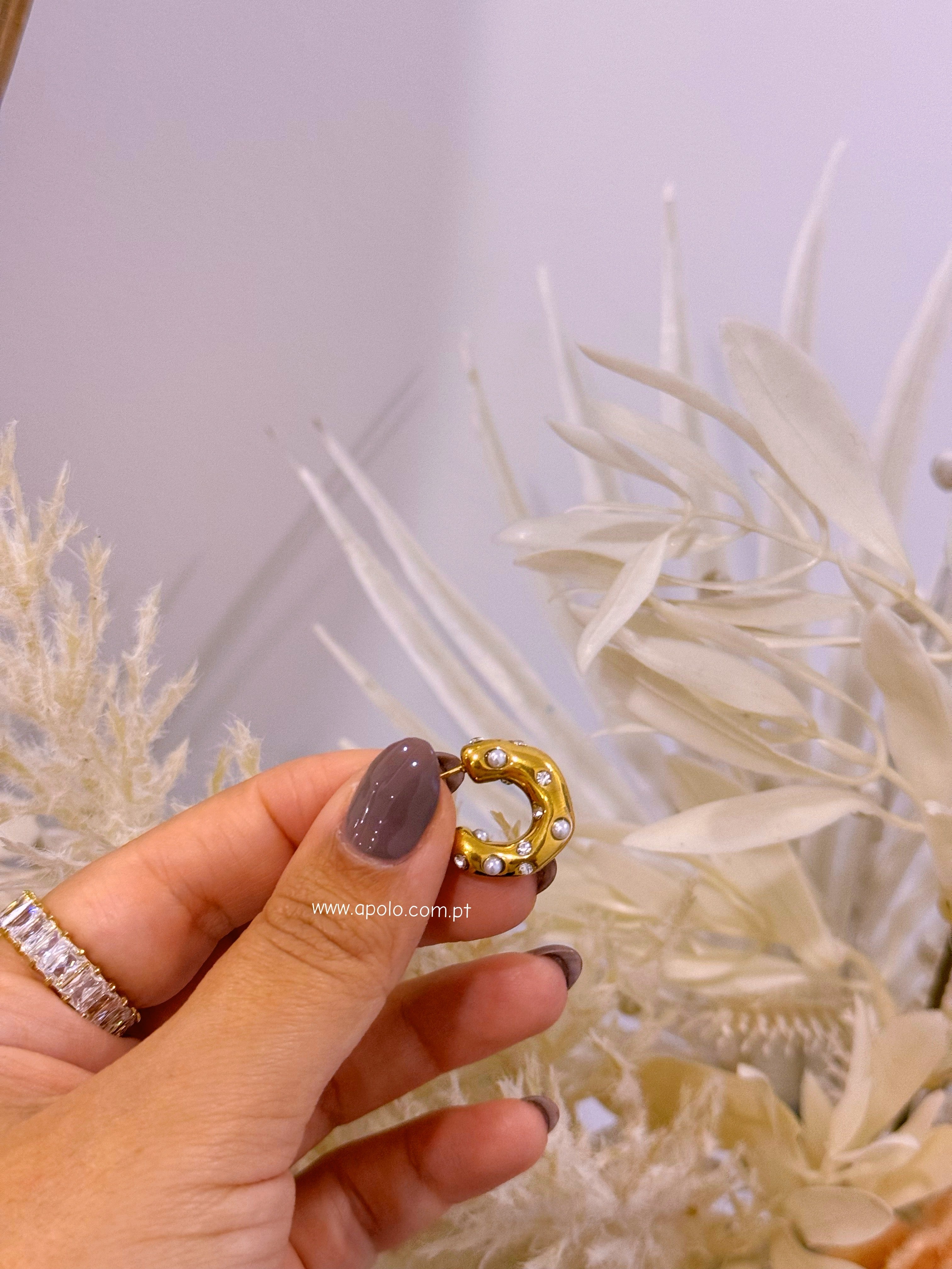 Argolas irregulares com pérolas e brilhantes | Dourado