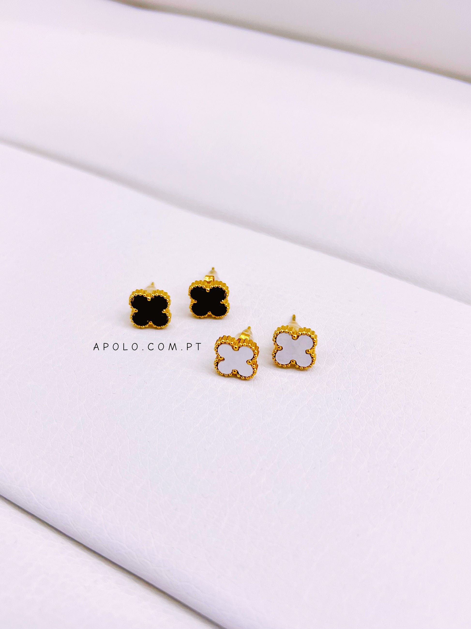 Brincos com formato de trevo base dourada | 2 cores