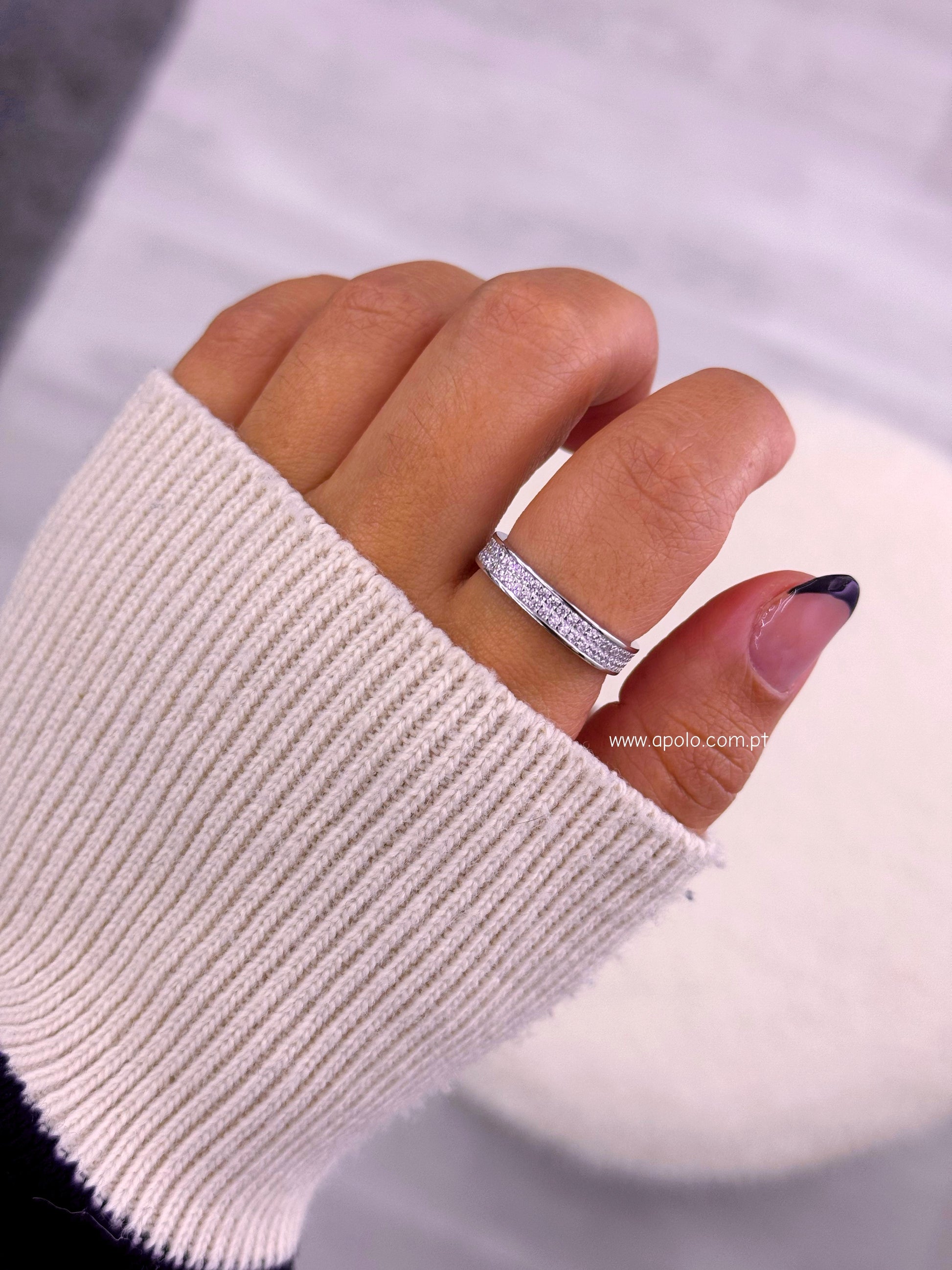 Anel delicado • efeito quadrado preenchido com brilhantes | Linha Premium