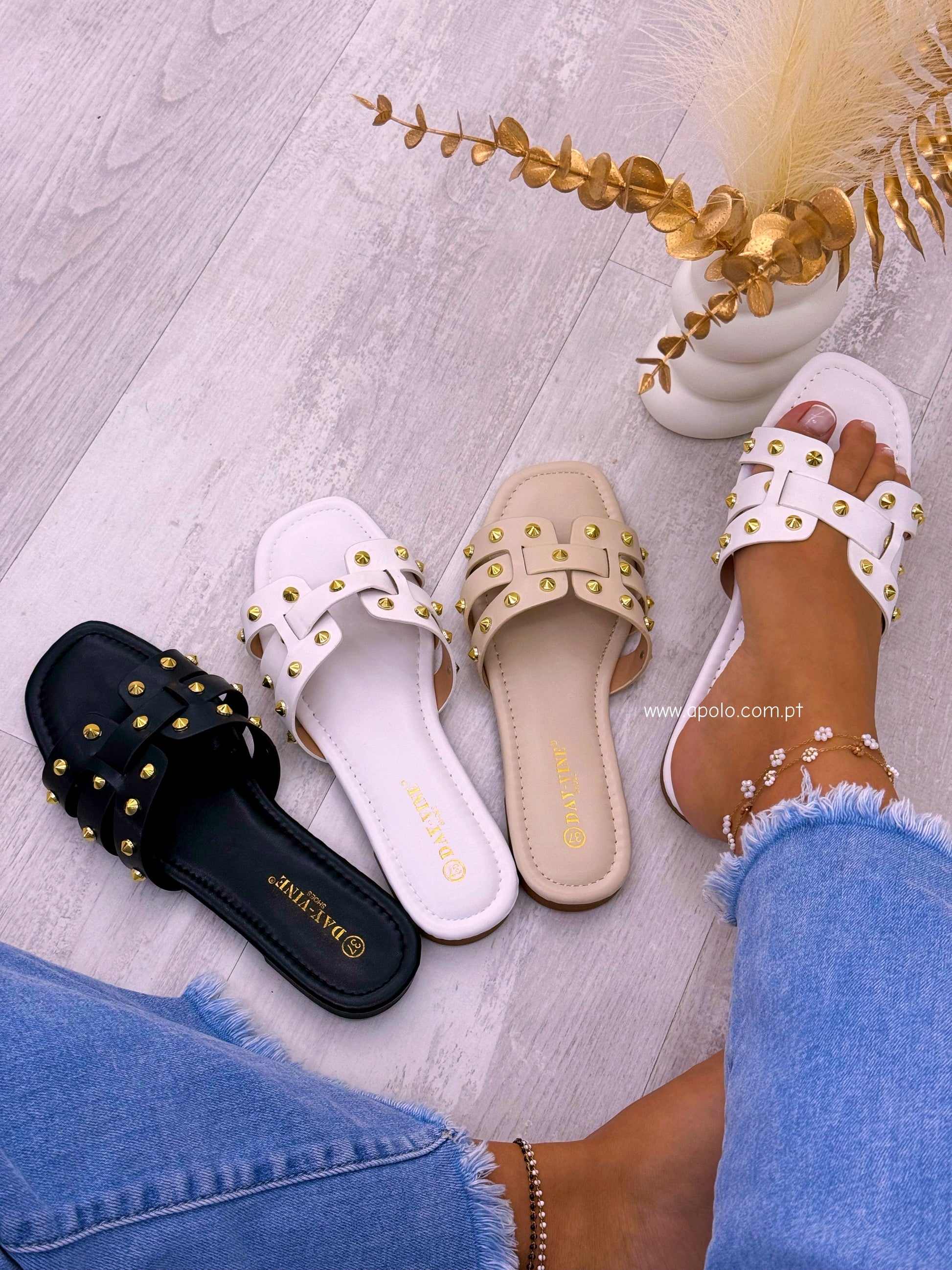 Chinelo com pormenores metálicos | Bege