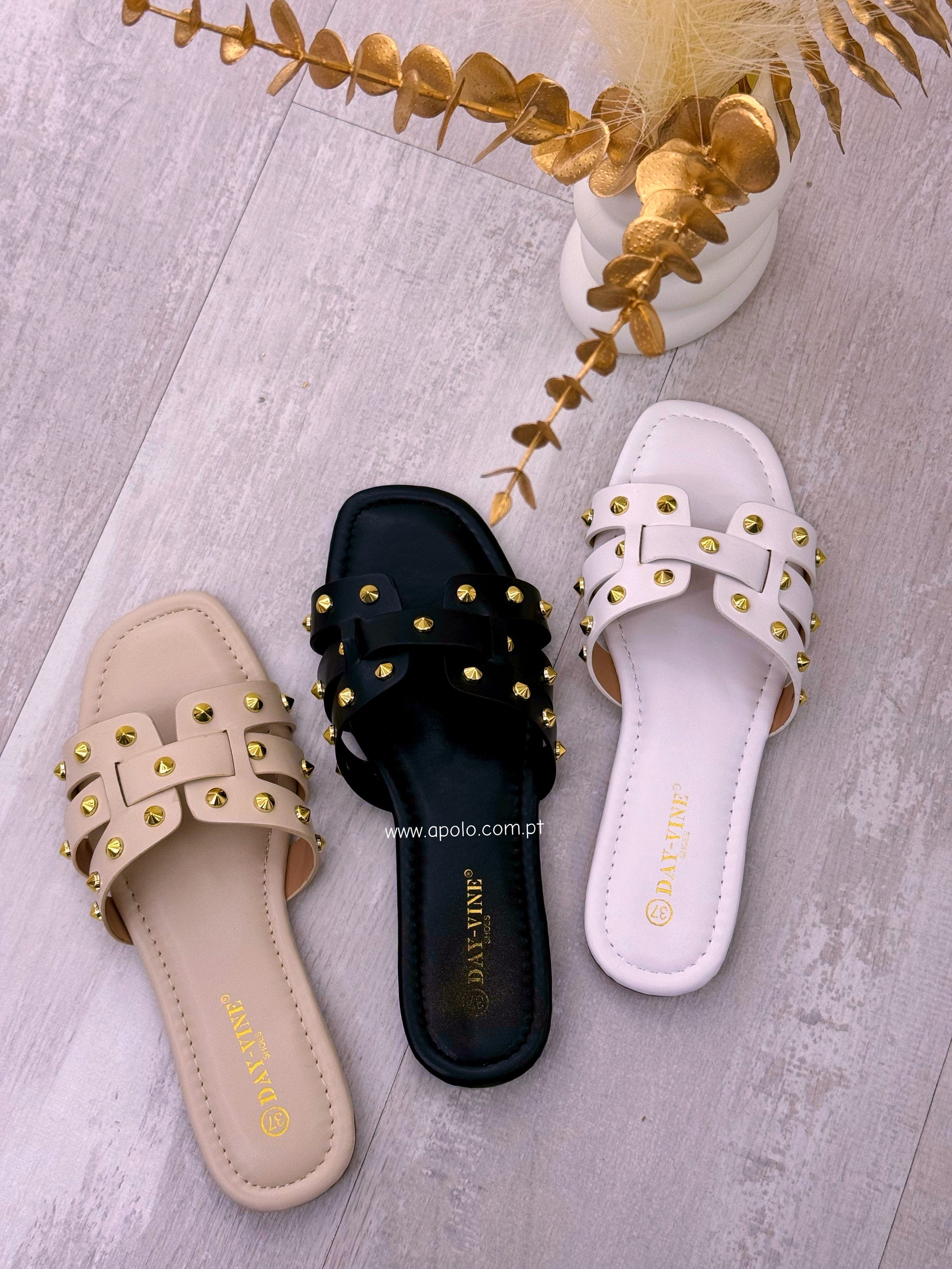 Chinelo com pormenores metálicos | Branco