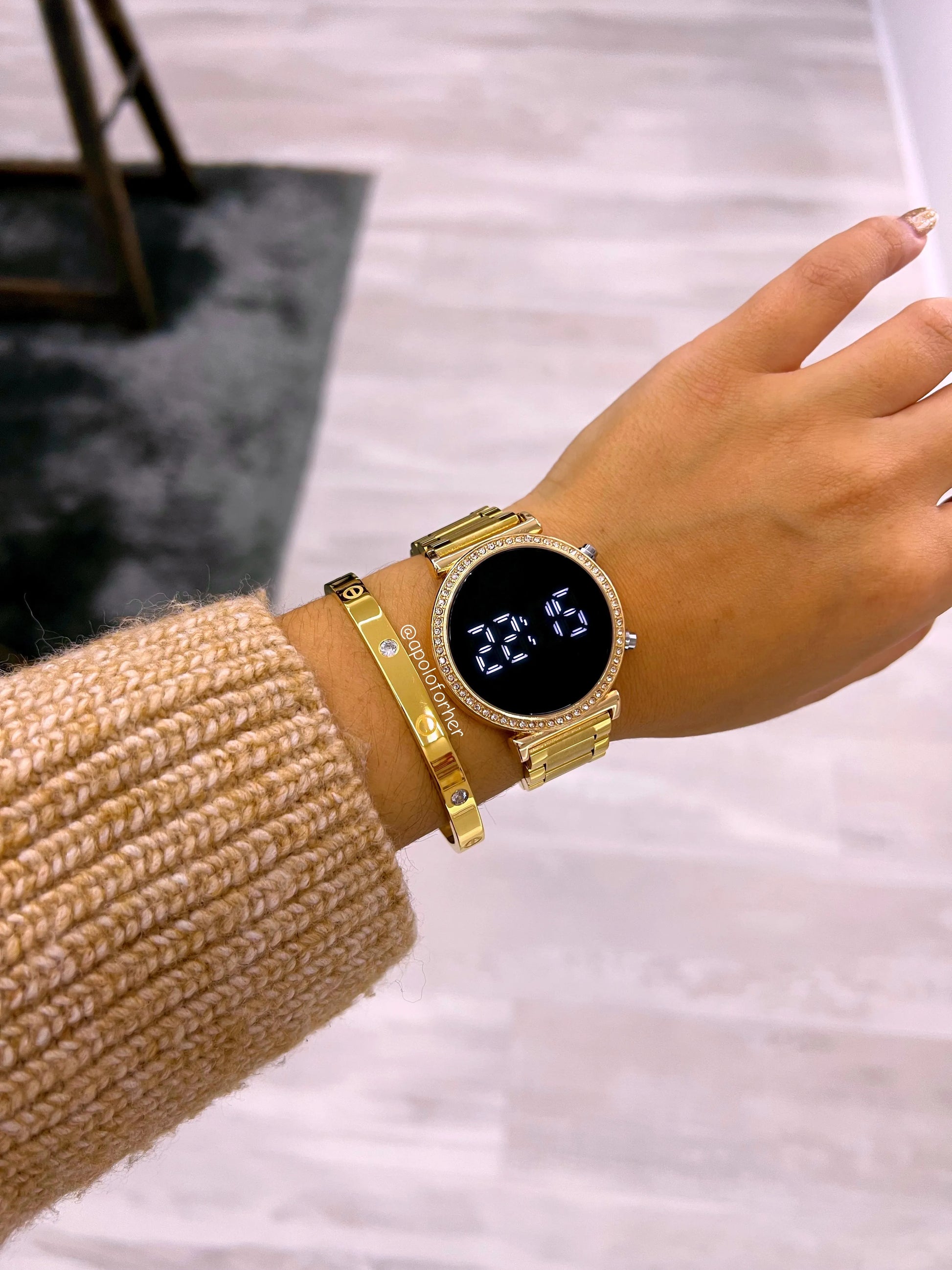Relógio digital dourado com brilhantes