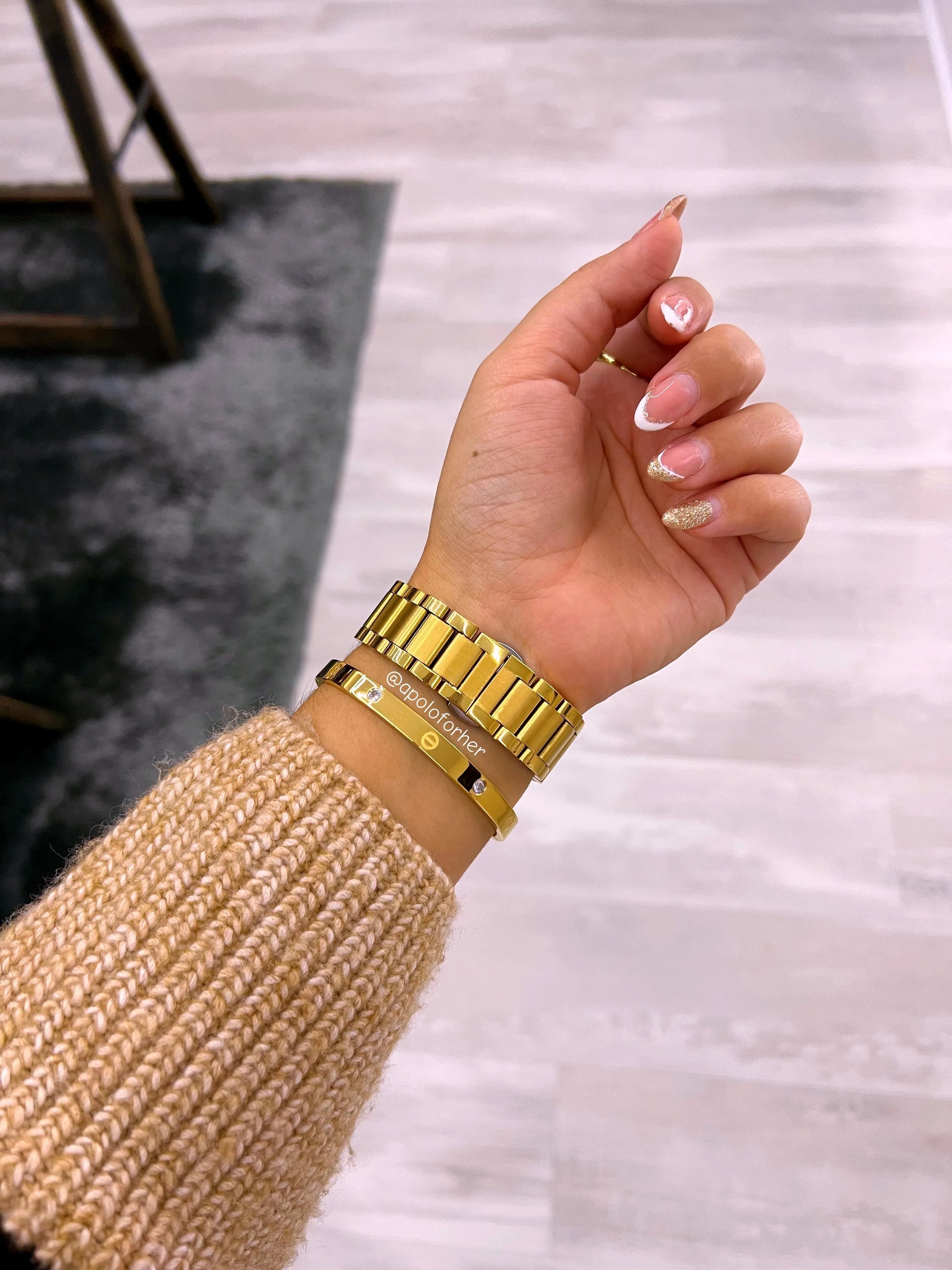 Relógio digital dourado com brilhantes