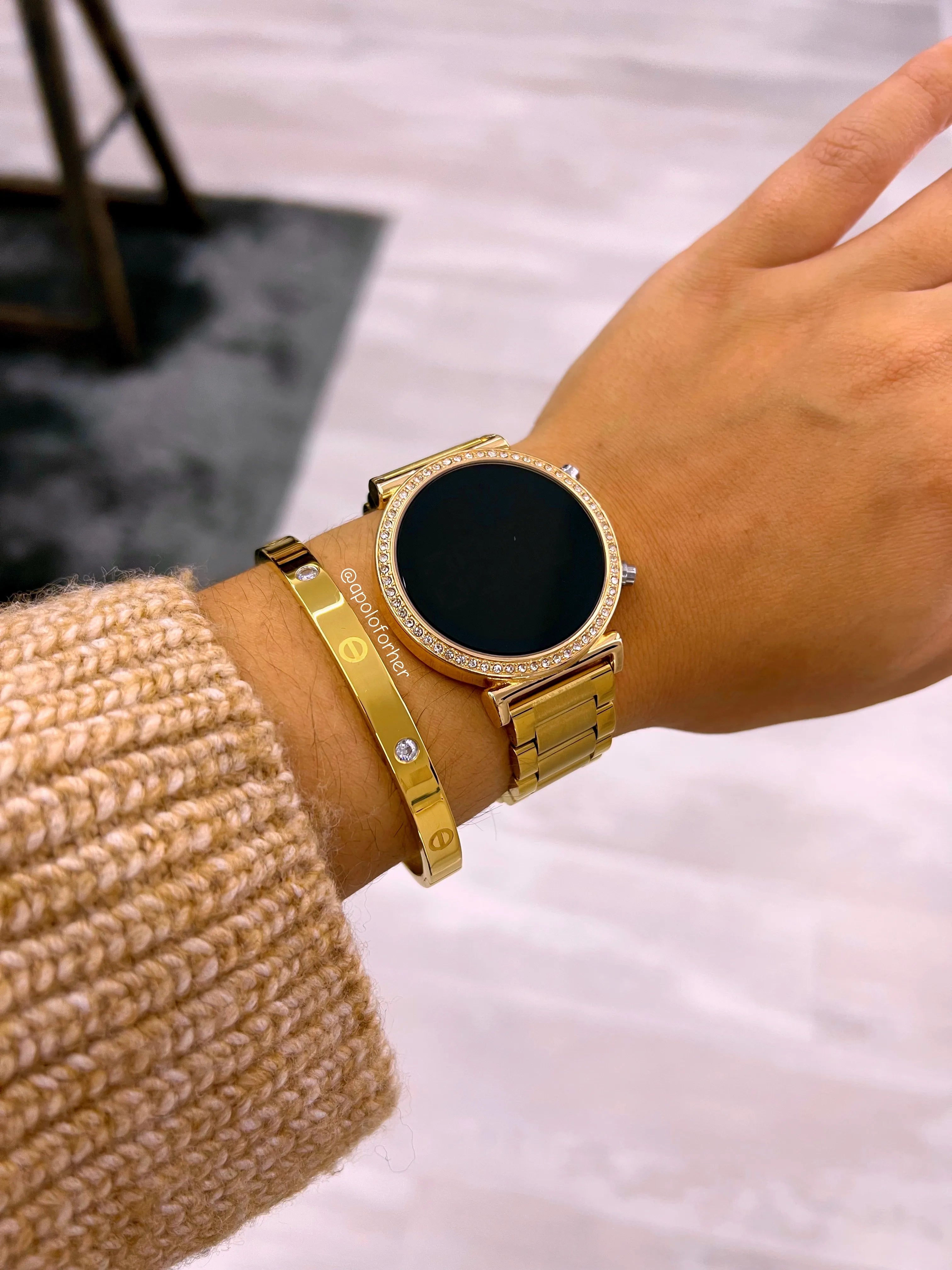 Relógio digital dourado com brilhantes