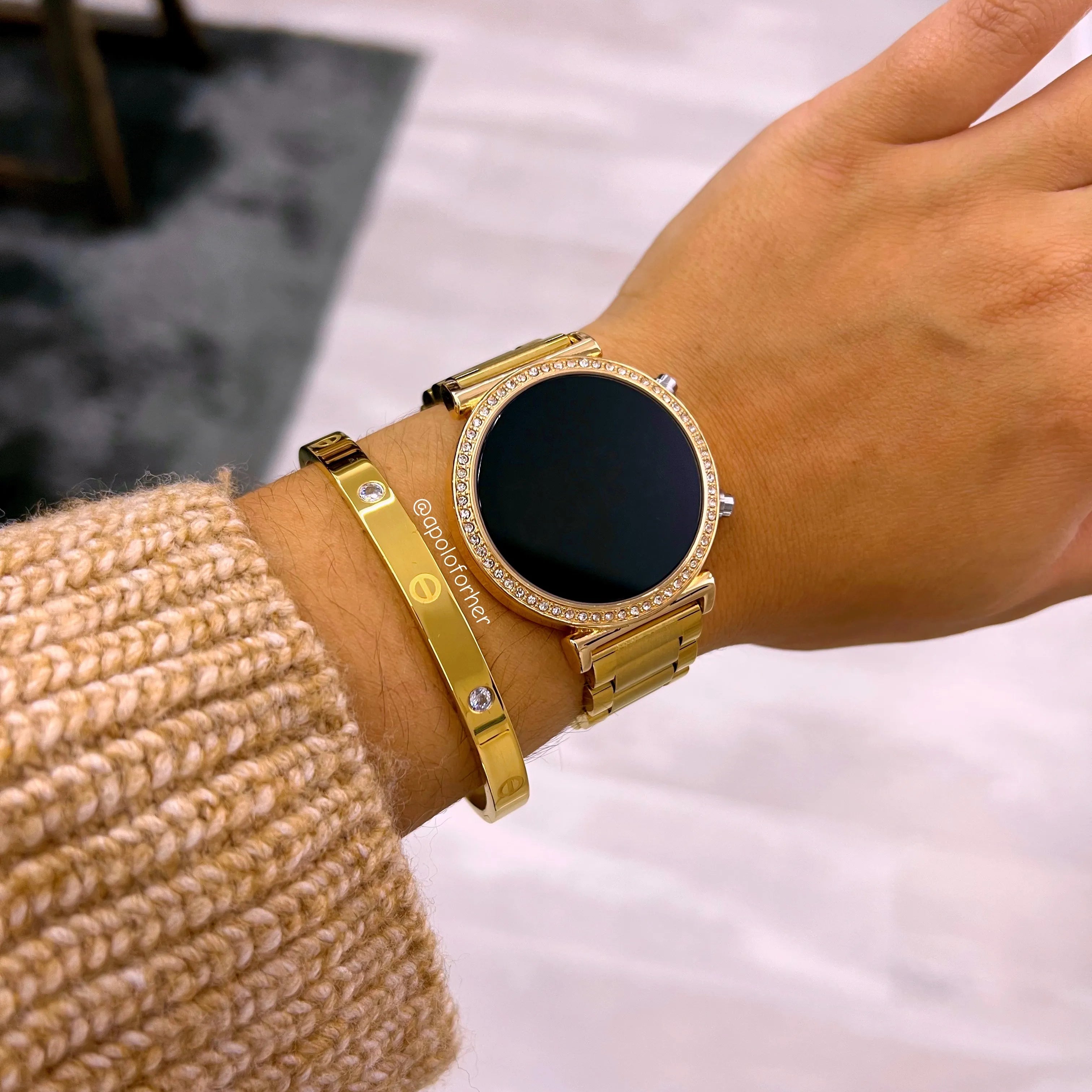 Relógio digital dourado com brilhantes