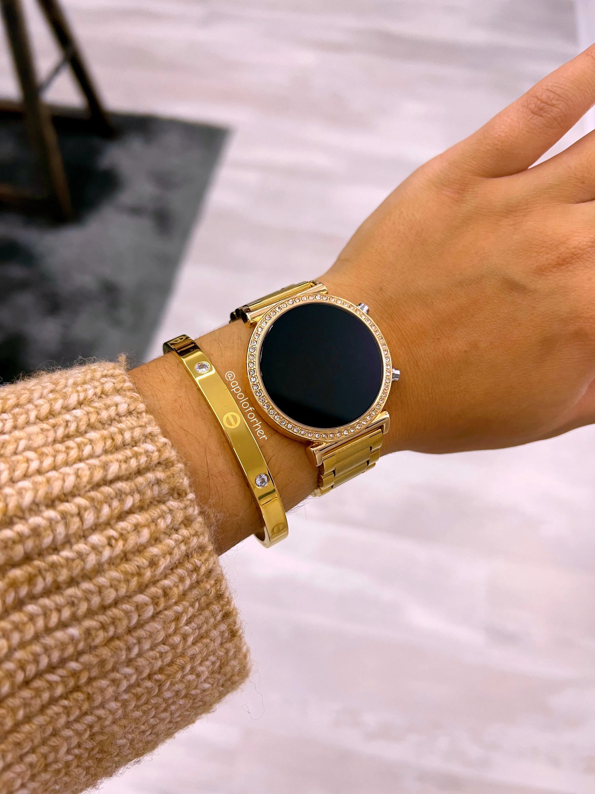 Relógio digital dourado com brilhantes