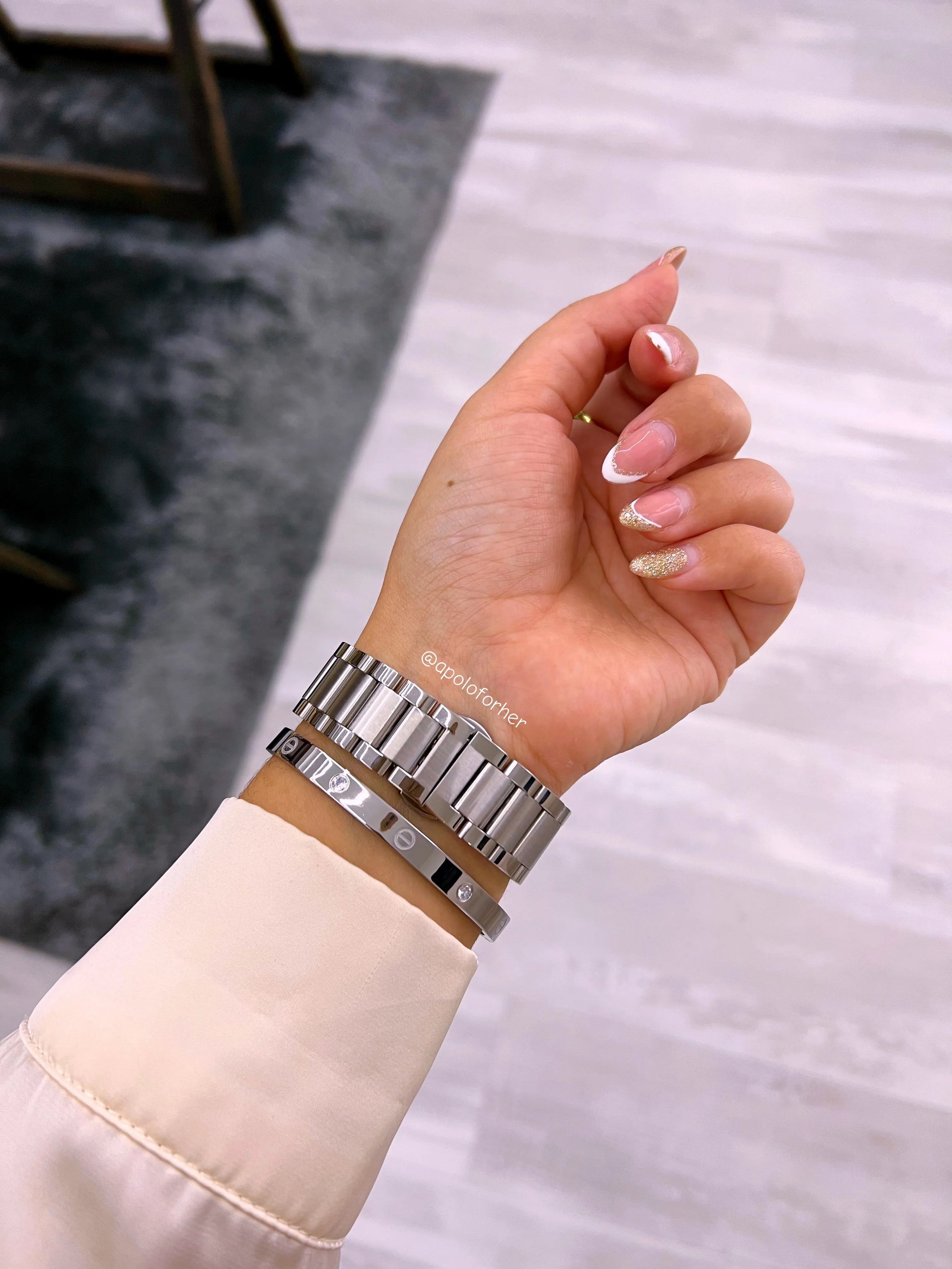 Relógio digital prateado com brilhantes