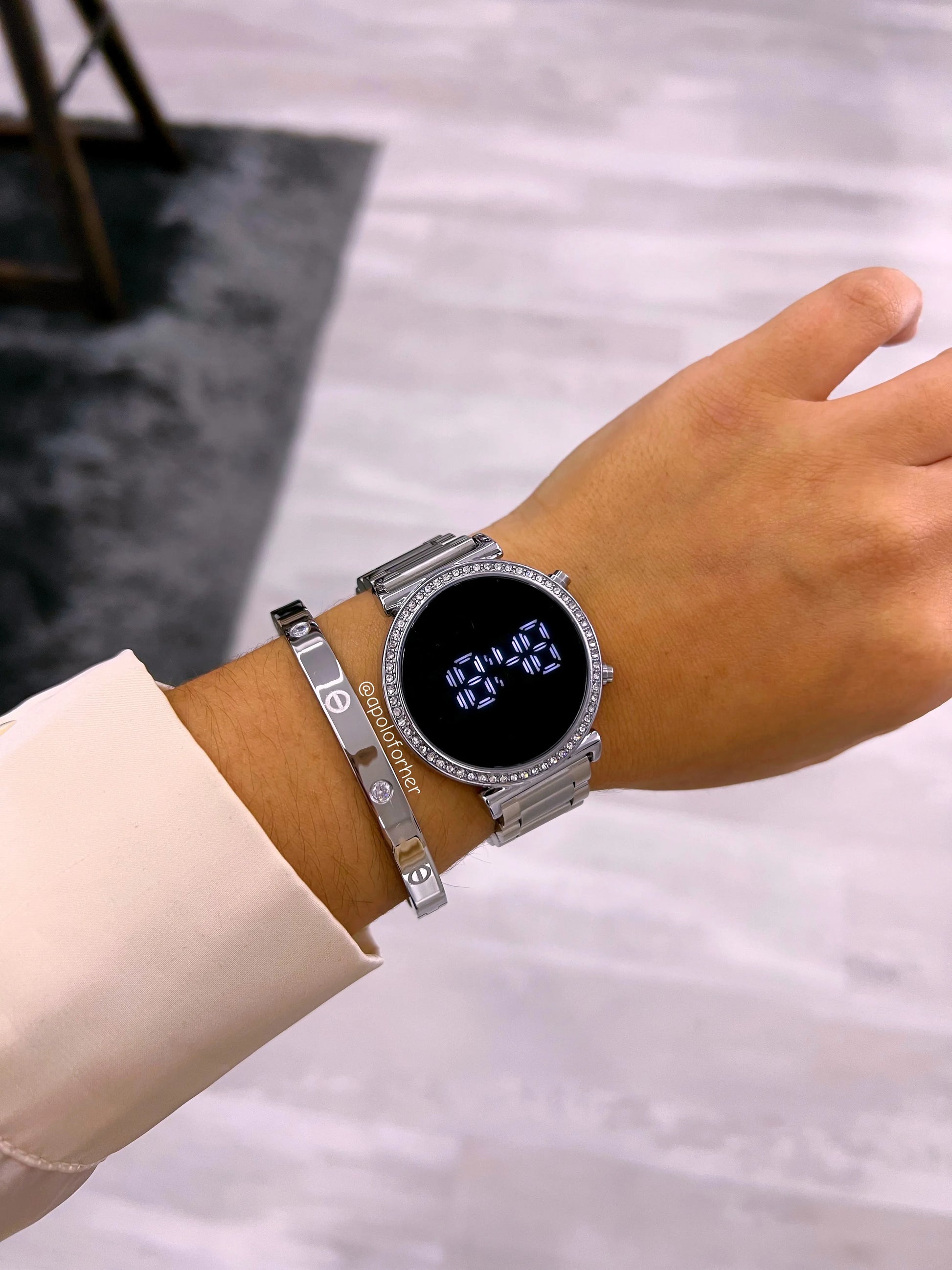 Relógio digital prateado com brilhantes