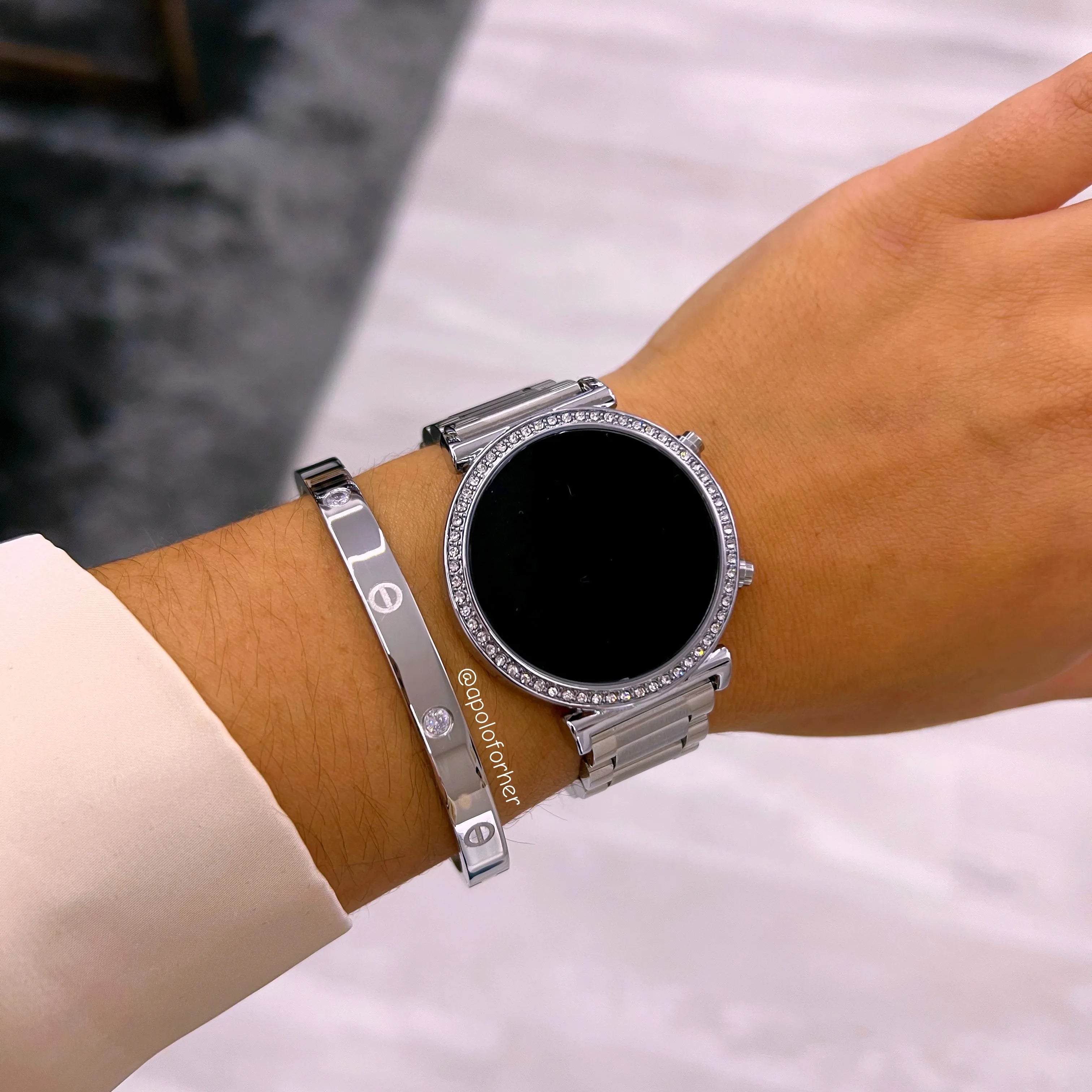 Relógio digital prateado com brilhantes