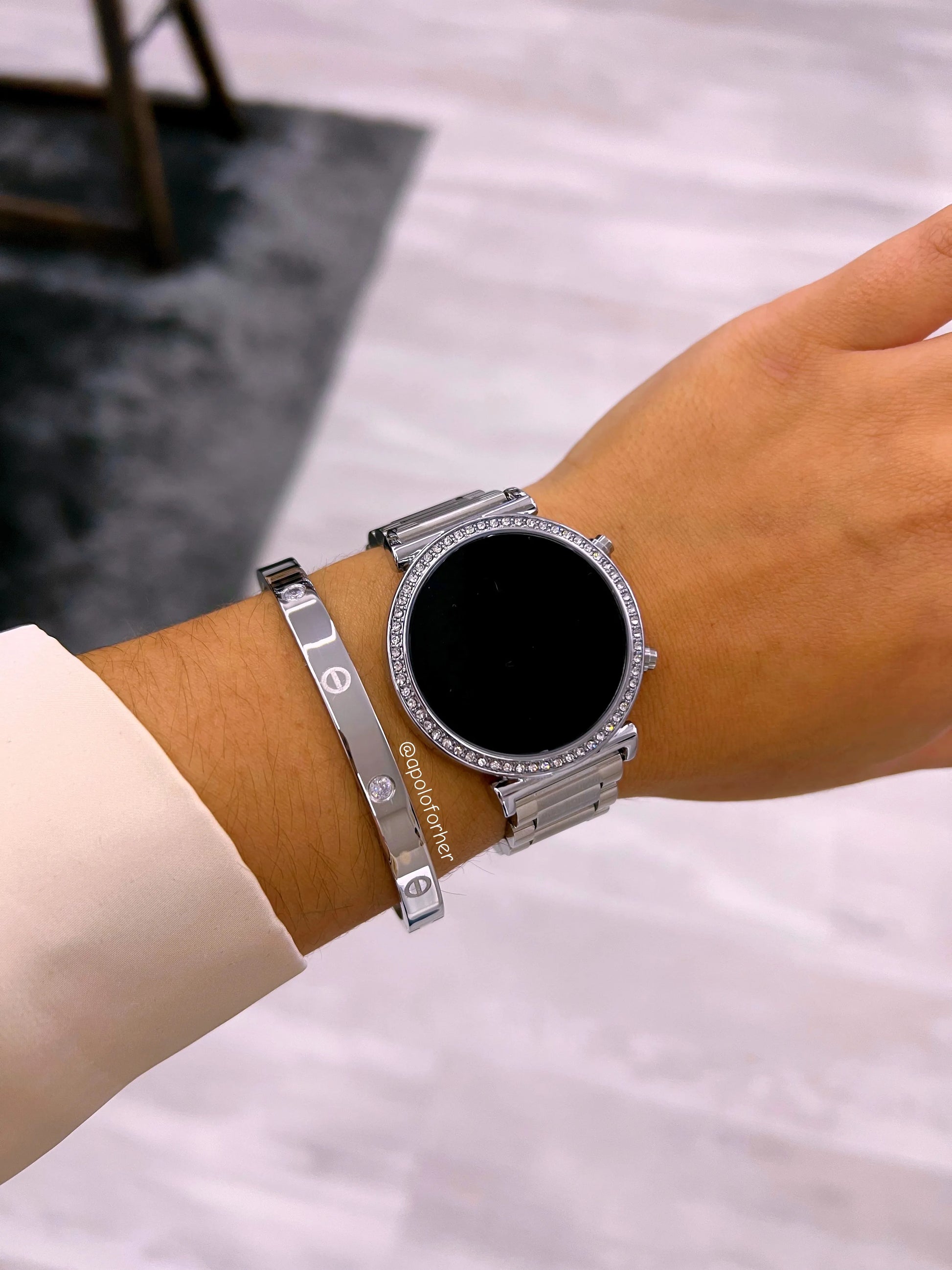 Relógio digital prateado com brilhantes