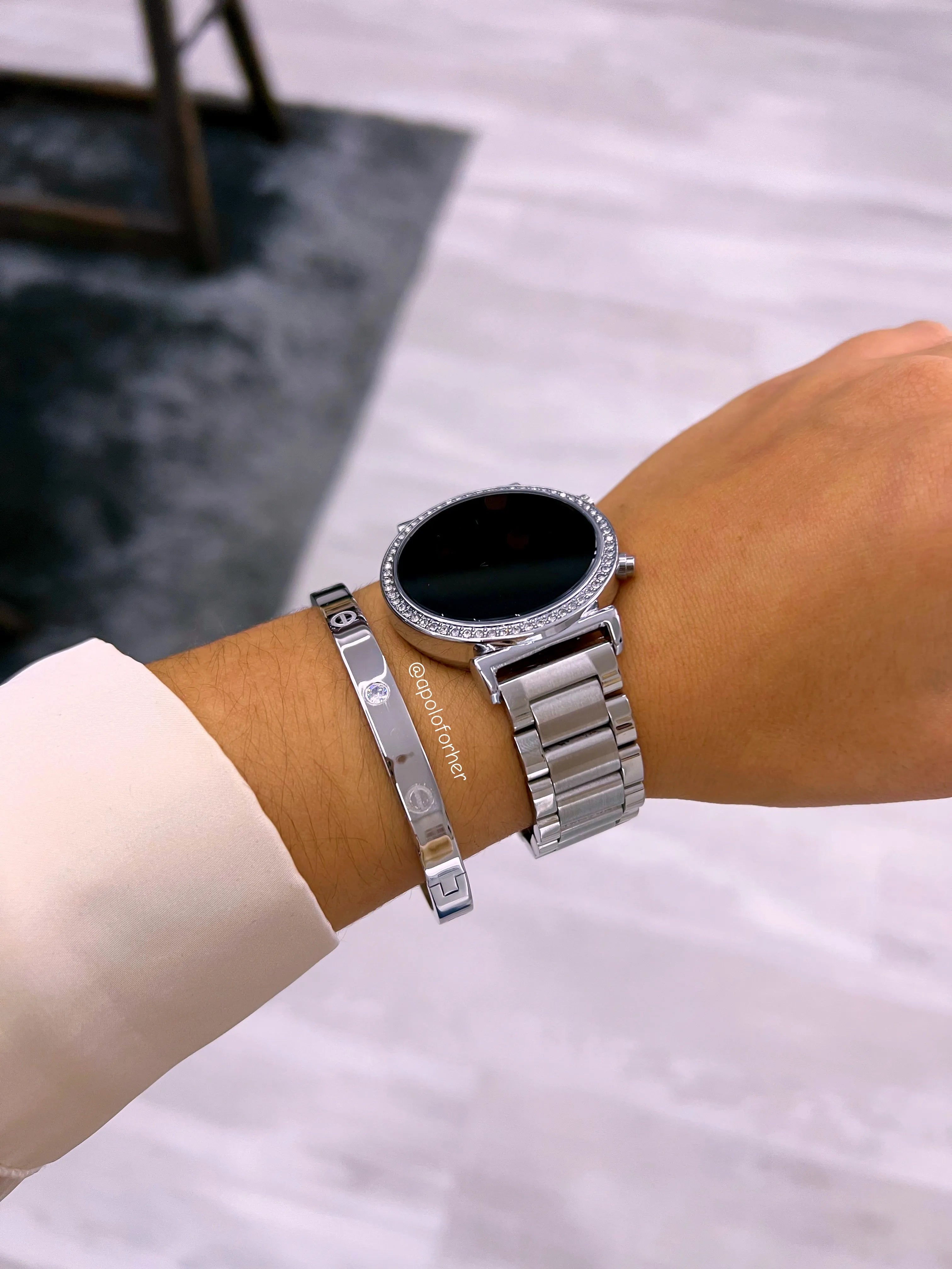 Relógio digital prateado com brilhantes