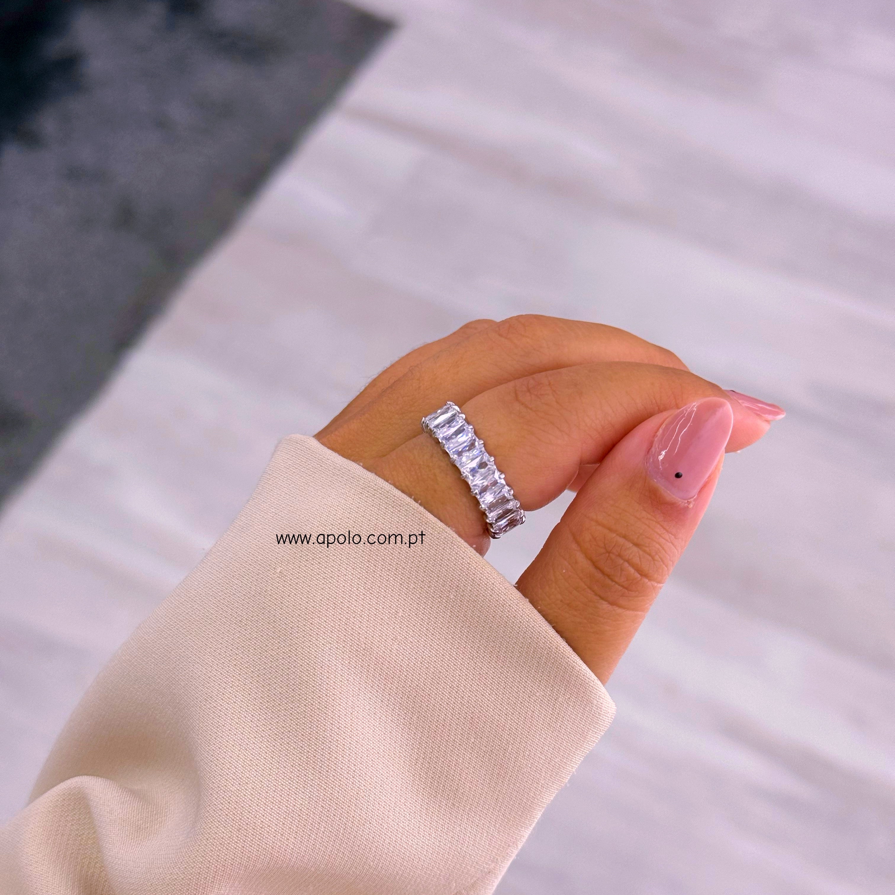 Anel clássico em aço preenchido com brilhantes | Prateado