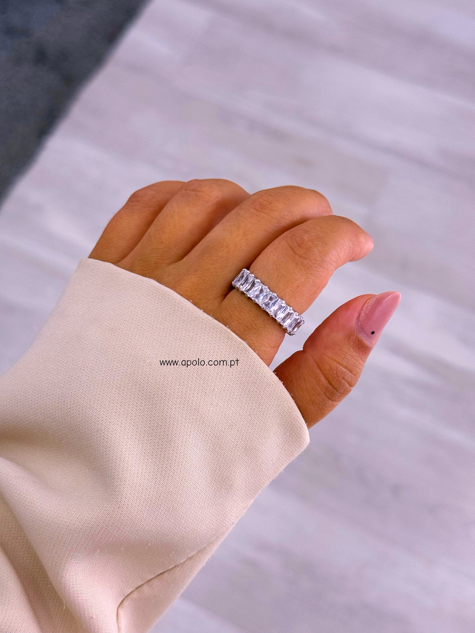 Anel clássico em aço preenchido com brilhantes | Prateado