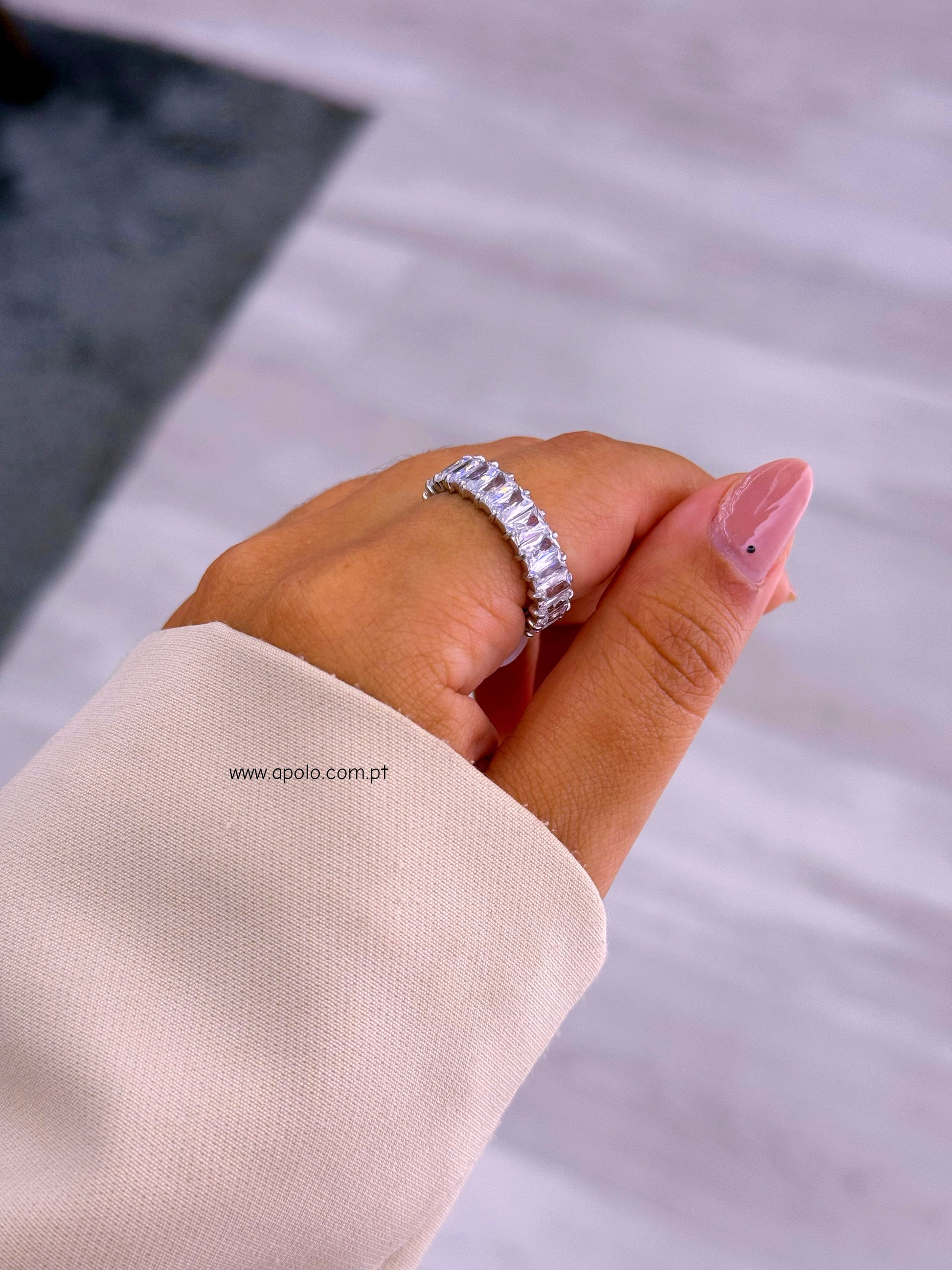 Anel clássico em aço preenchido com brilhantes | Prateado