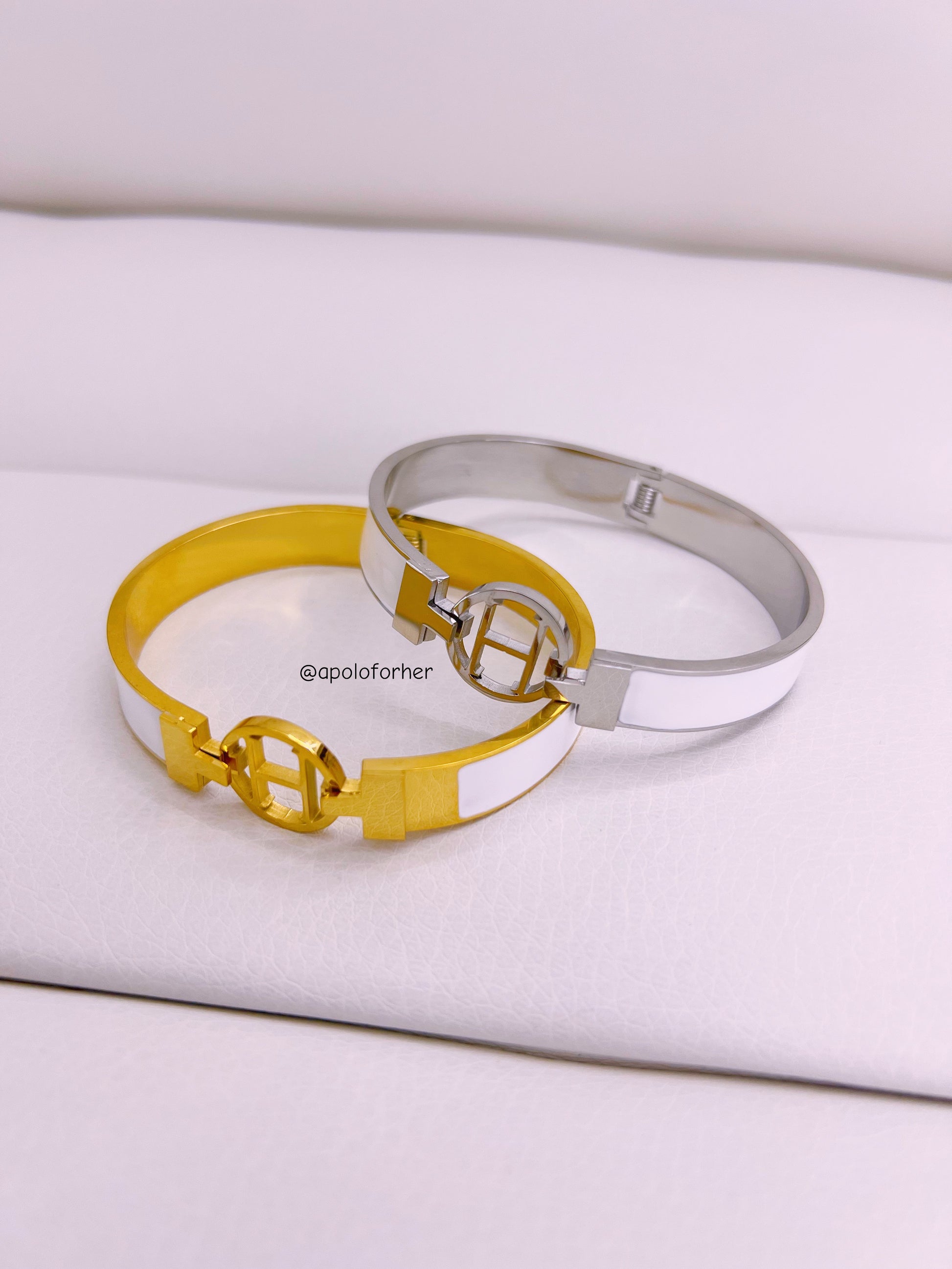 Pulseira rígida - escrava com esmalte e "H"