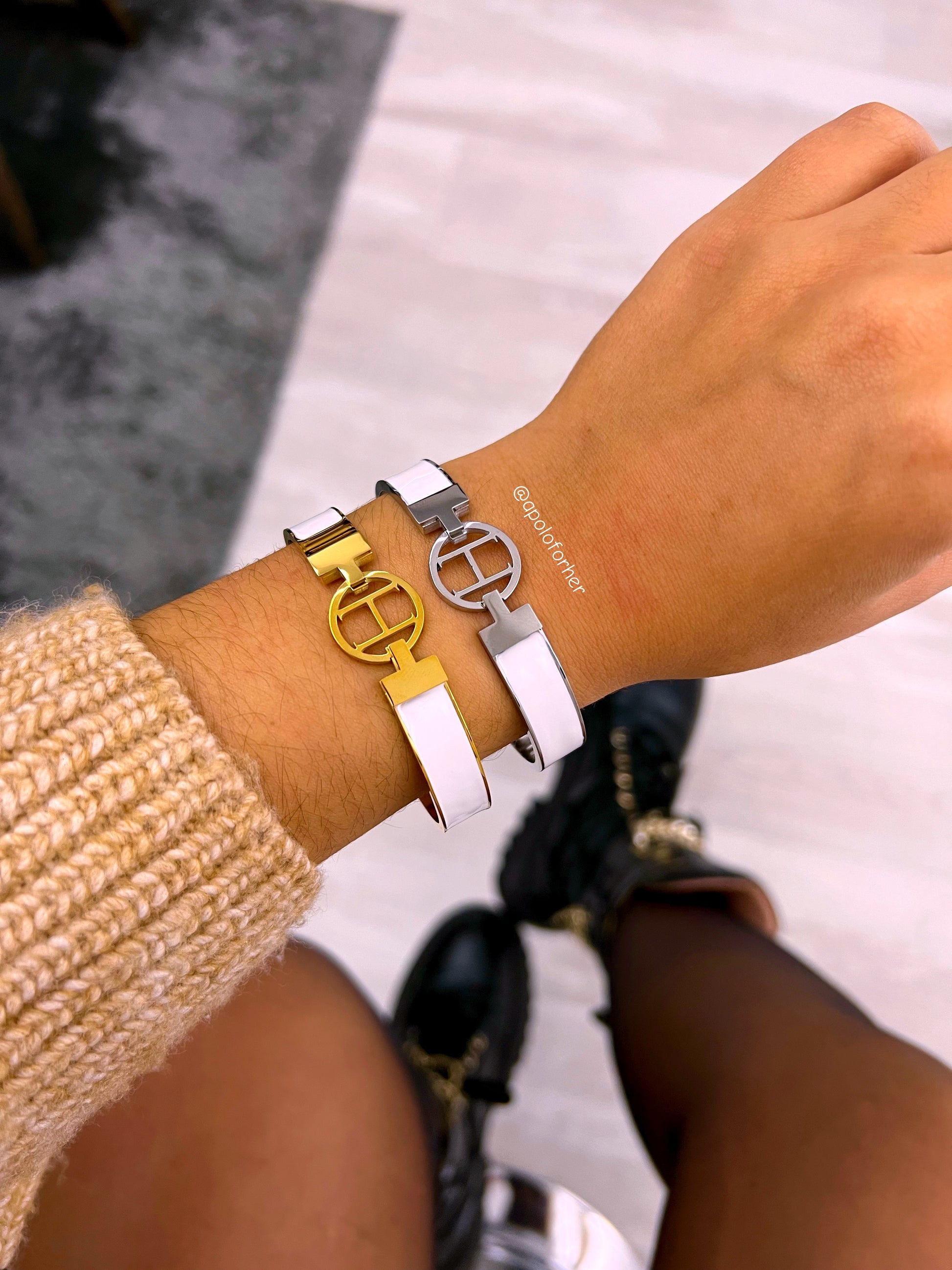 Pulseira rígida - escrava com esmalte e "H"