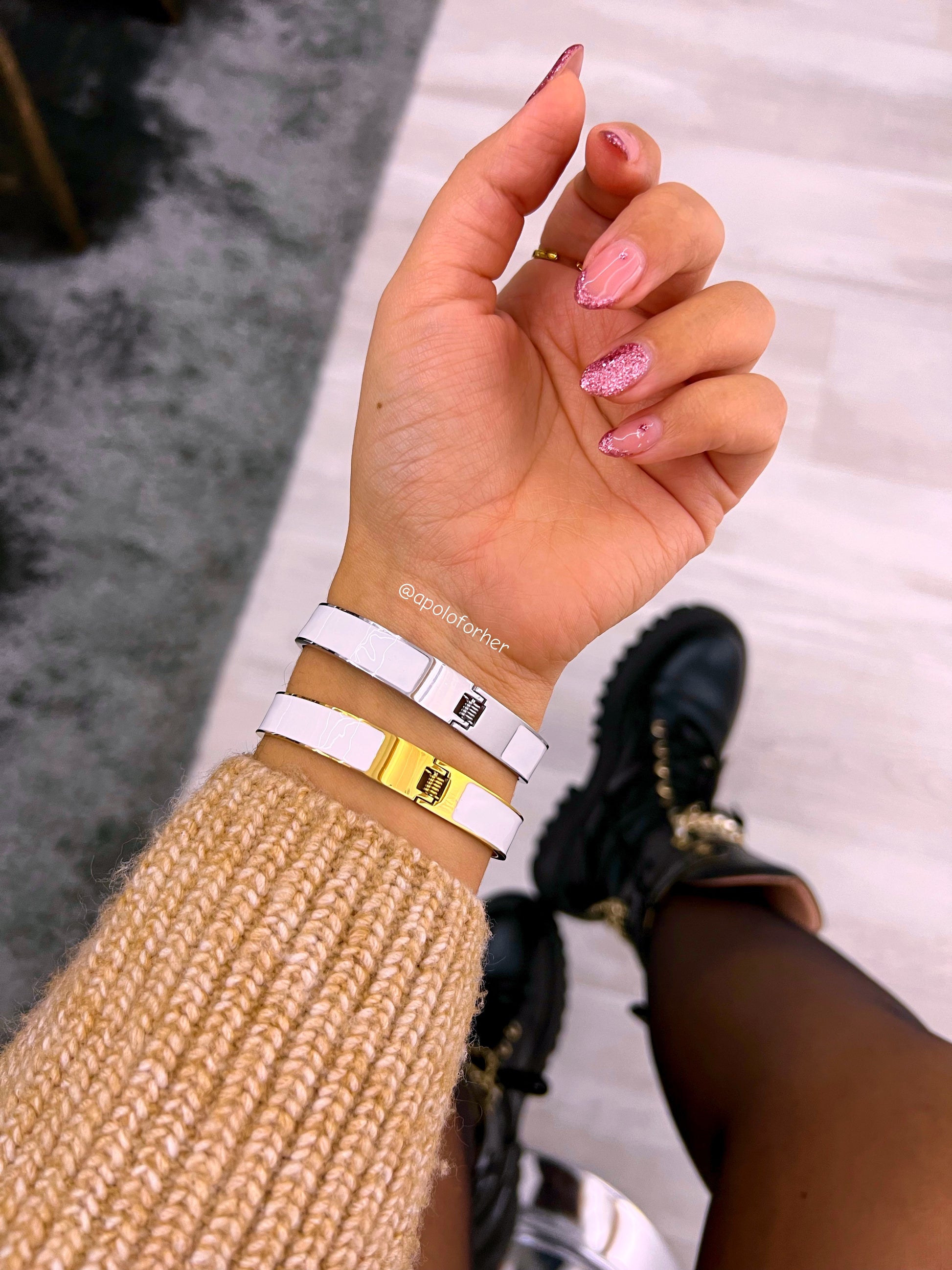 Pulseira rígida - escrava com esmalte e "H"