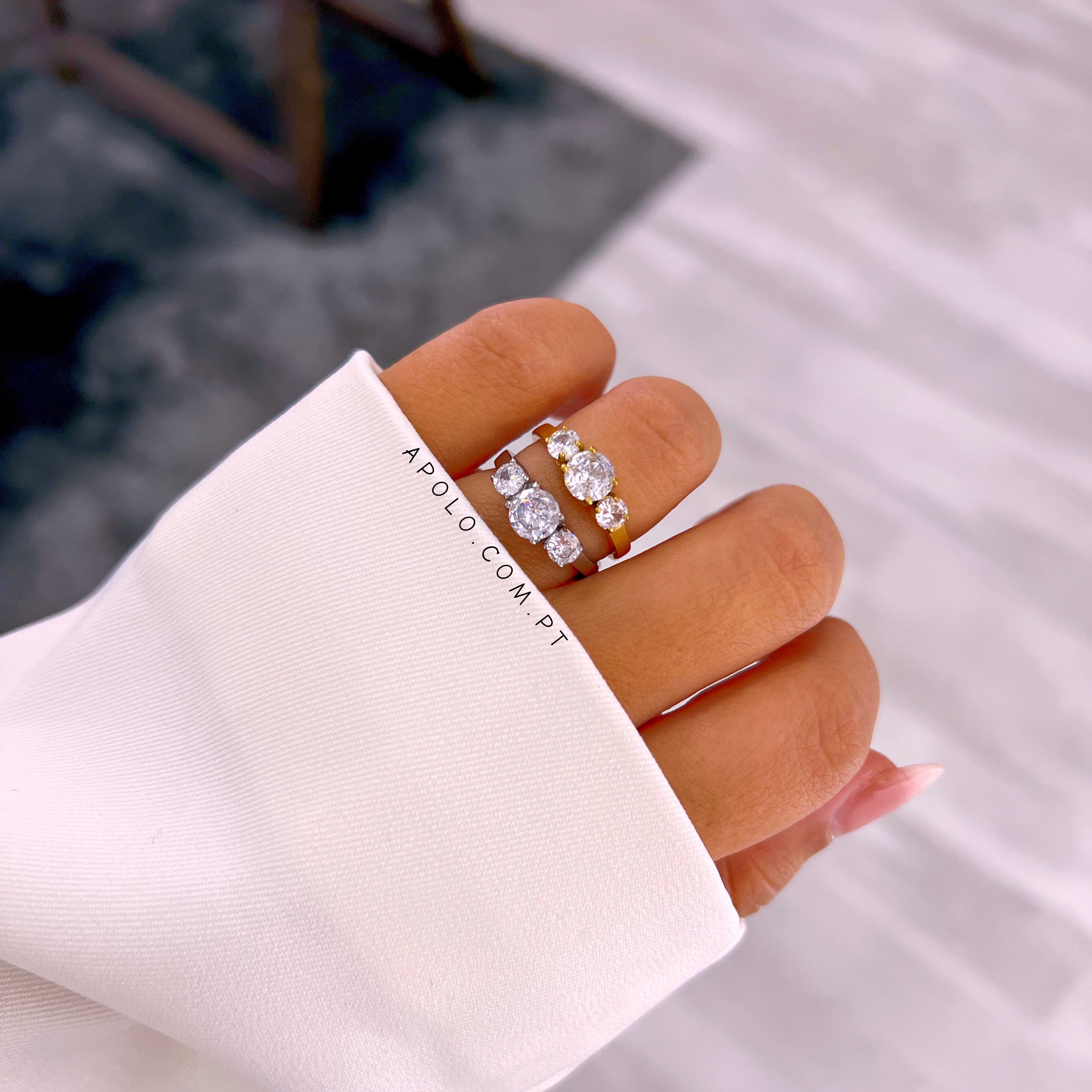 Anel clássico com 3 brilhantes | 2 cores