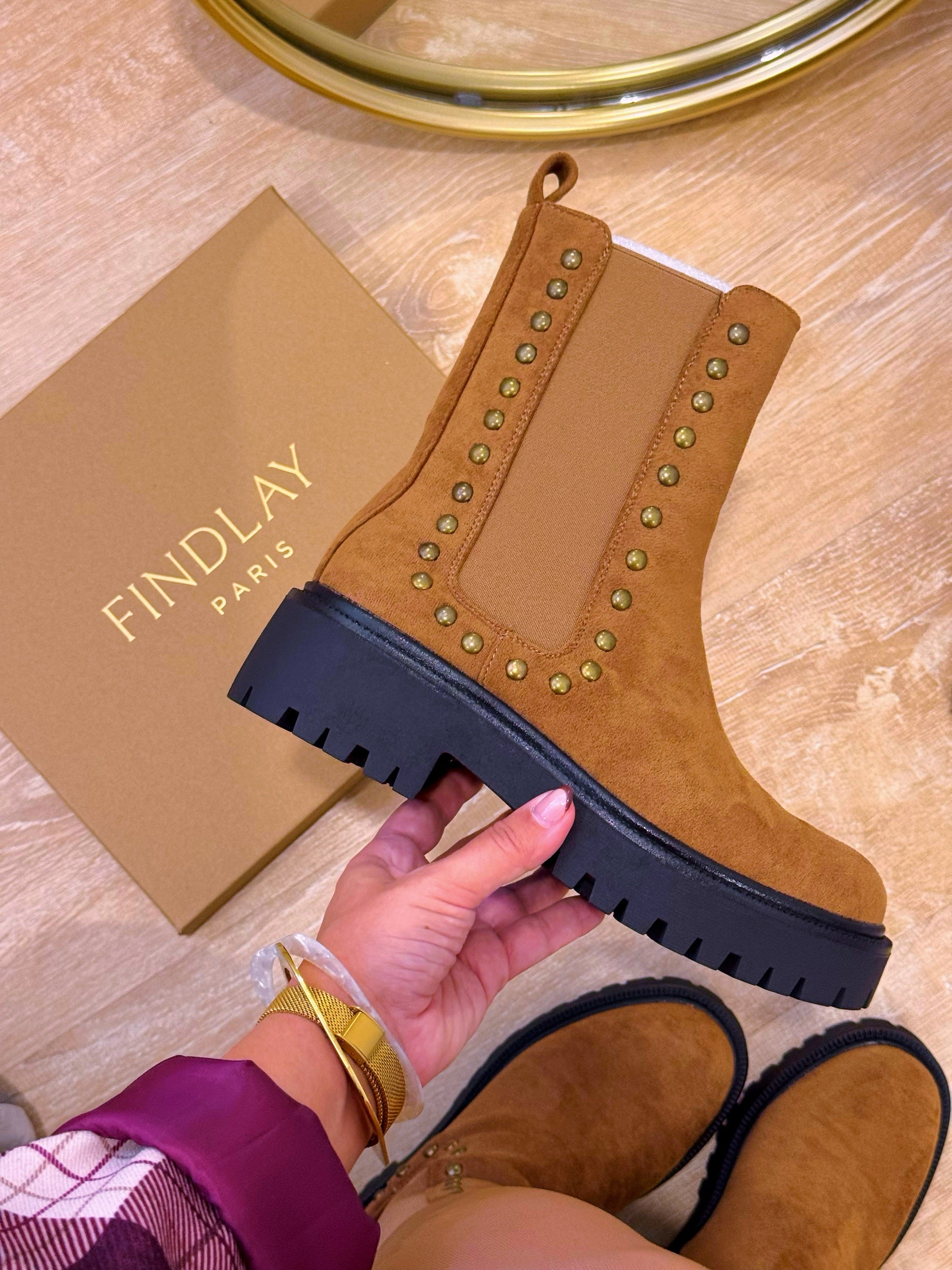 Bota efeito camurça com elástico lateral e tachas • Castanha