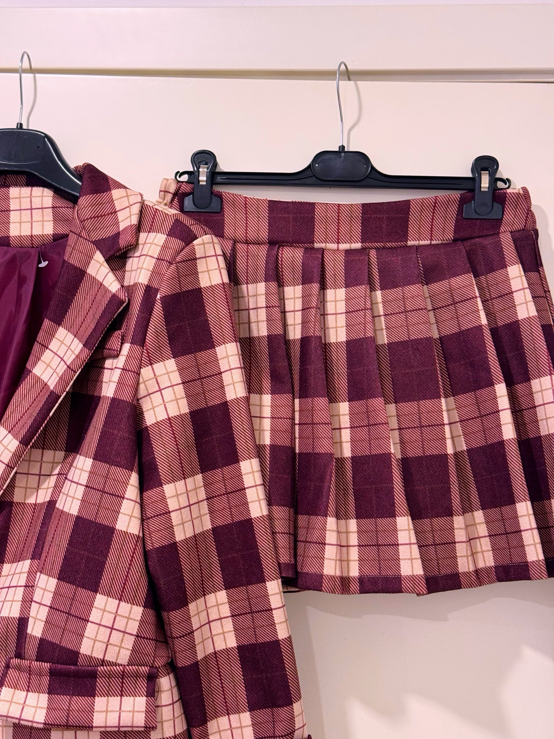 CONJUNTO 2 PEÇAS 🔥 • Blazer oversized e saia-calção | Padrão xadrez bordô