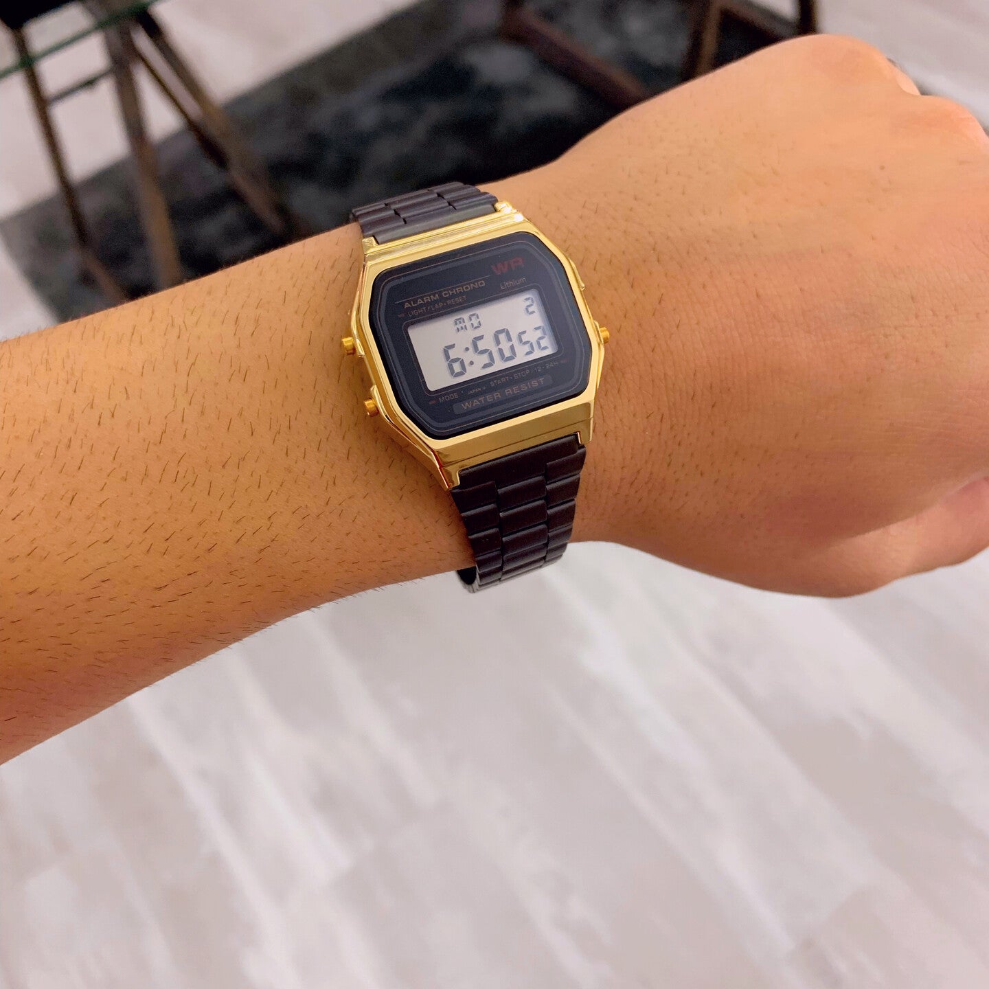 Relógio digital | Preto e Dourado