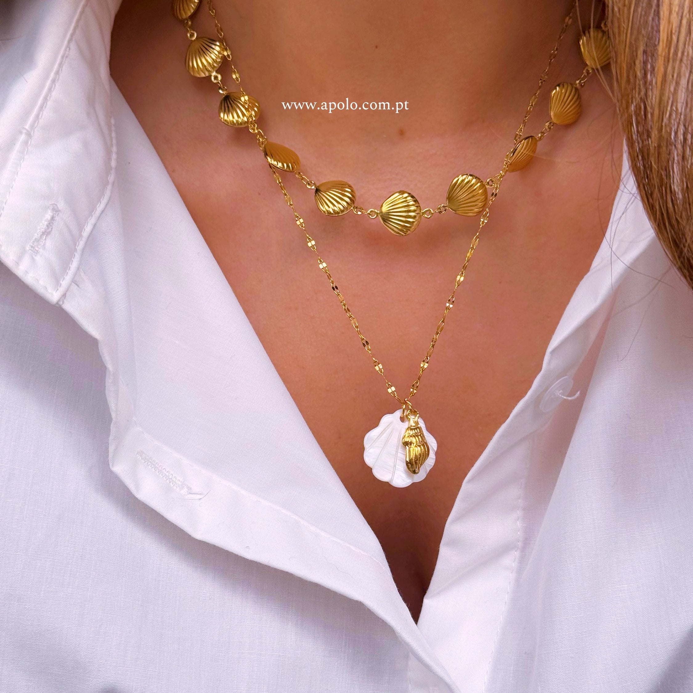 Colar de malha fininha com conchinha madre perola e búzio em pendente | Dourado