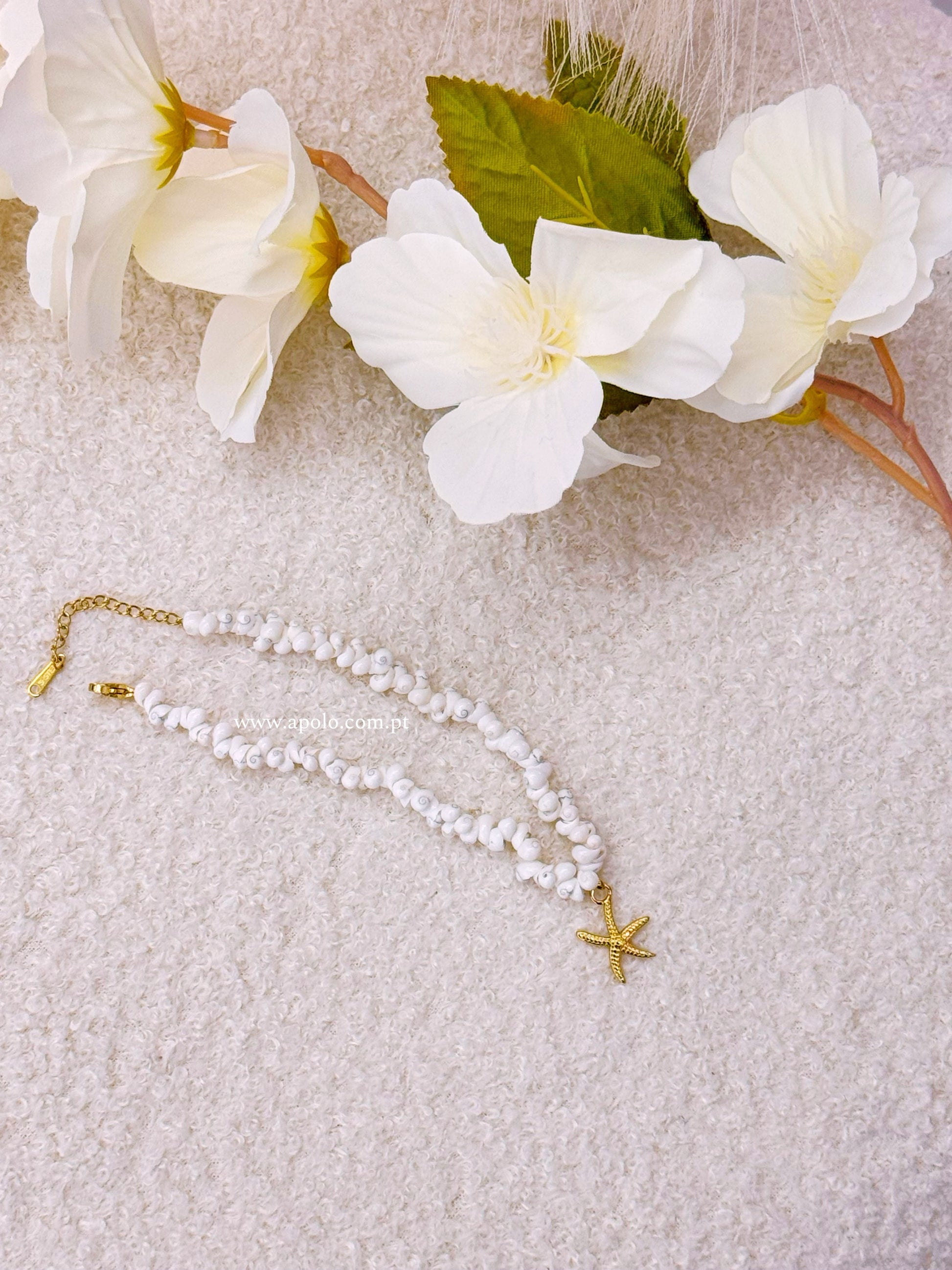Pulseira de pé preenchida com mini búzios e estrela do mar em pendente | Dourado