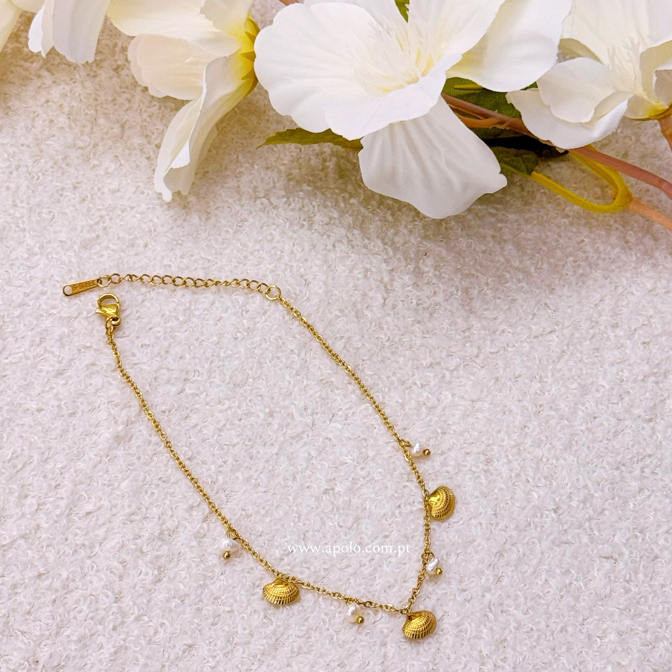 Pulseira de pé corrente fininha com conchinhas e mini pérolas | Dourada