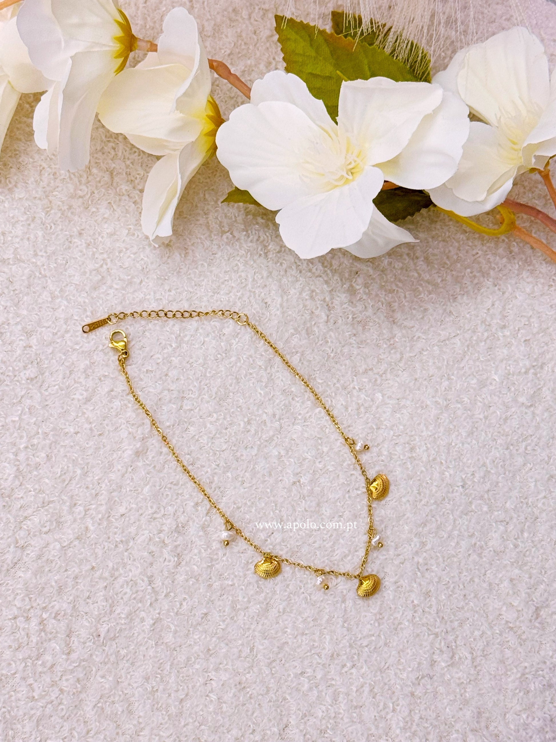 Pulseira de pé corrente fininha com conchinhas e mini pérolas | Dourada