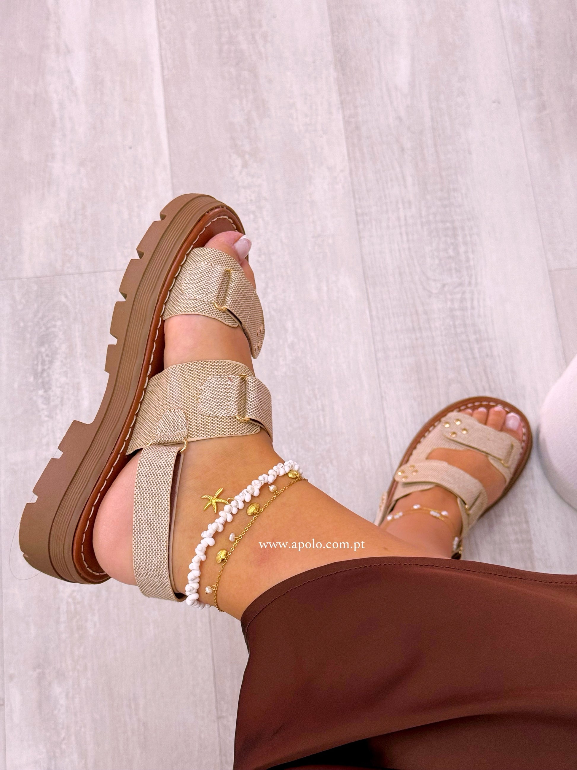 Pulseira de pé preenchida com mini búzios e estrela do mar em pendente | Dourado