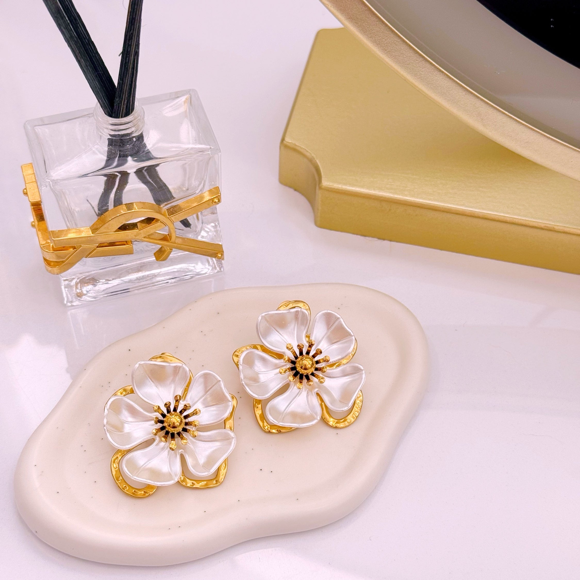 Brincos elegantes de flor em madre pérola e pormenores | Dourado