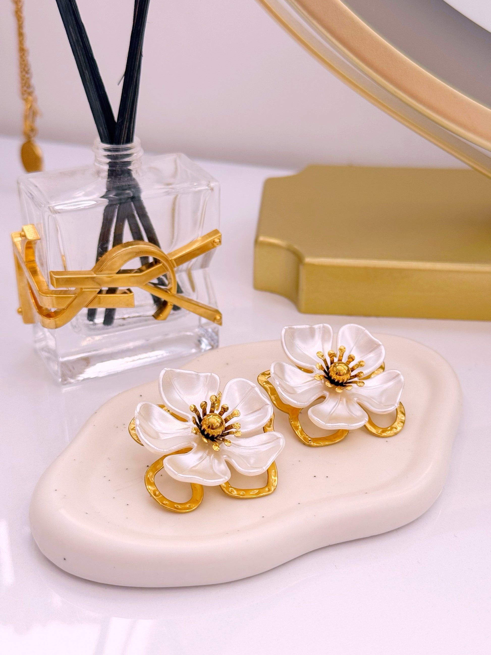 Brincos elegantes de flor em madre pérola e pormenores | Dourado