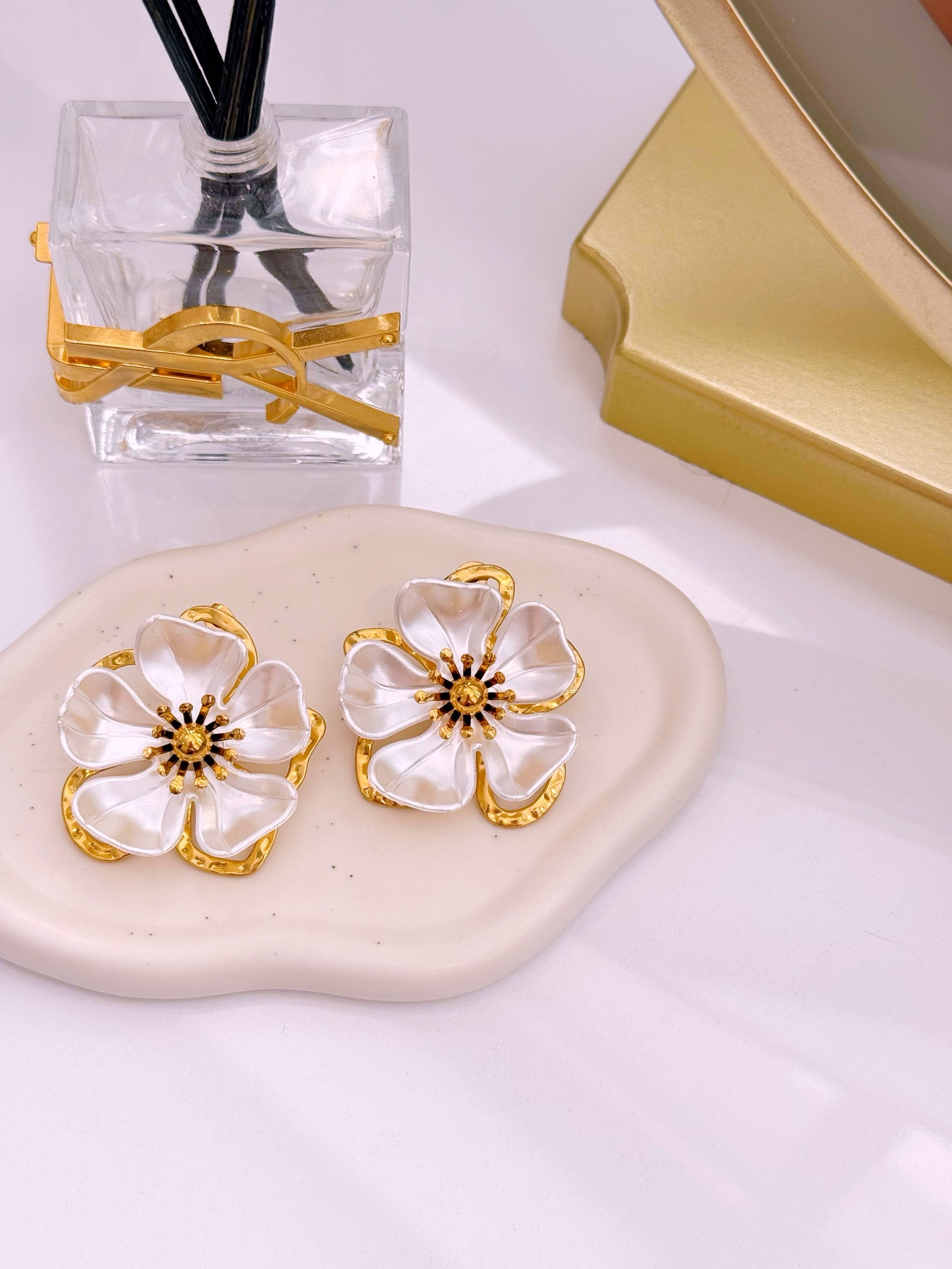 Brincos elegantes de flor em madre pérola e pormenores | Dourado