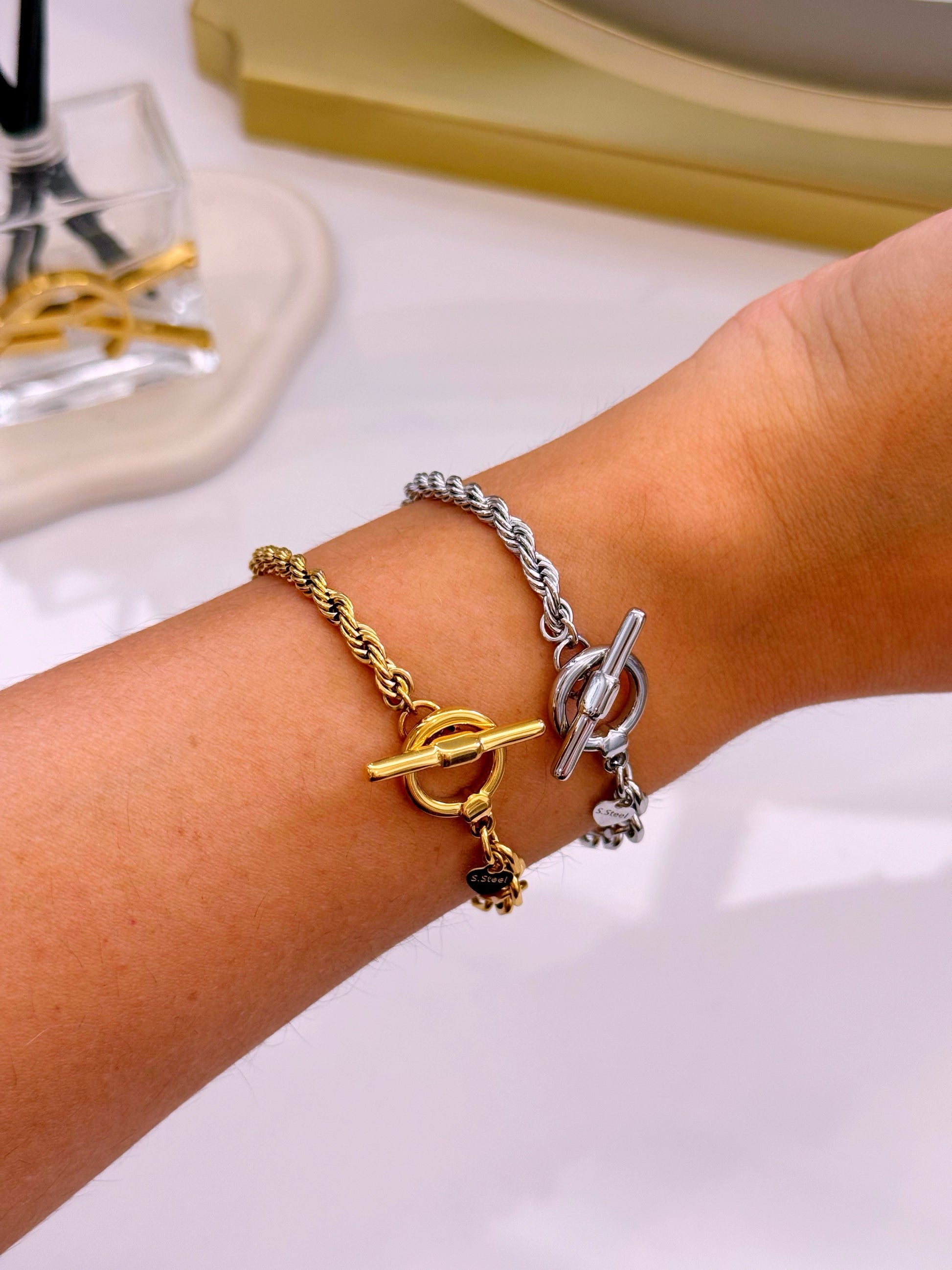 Pulseira com mix de malhas e fecho em T | 2 Cores