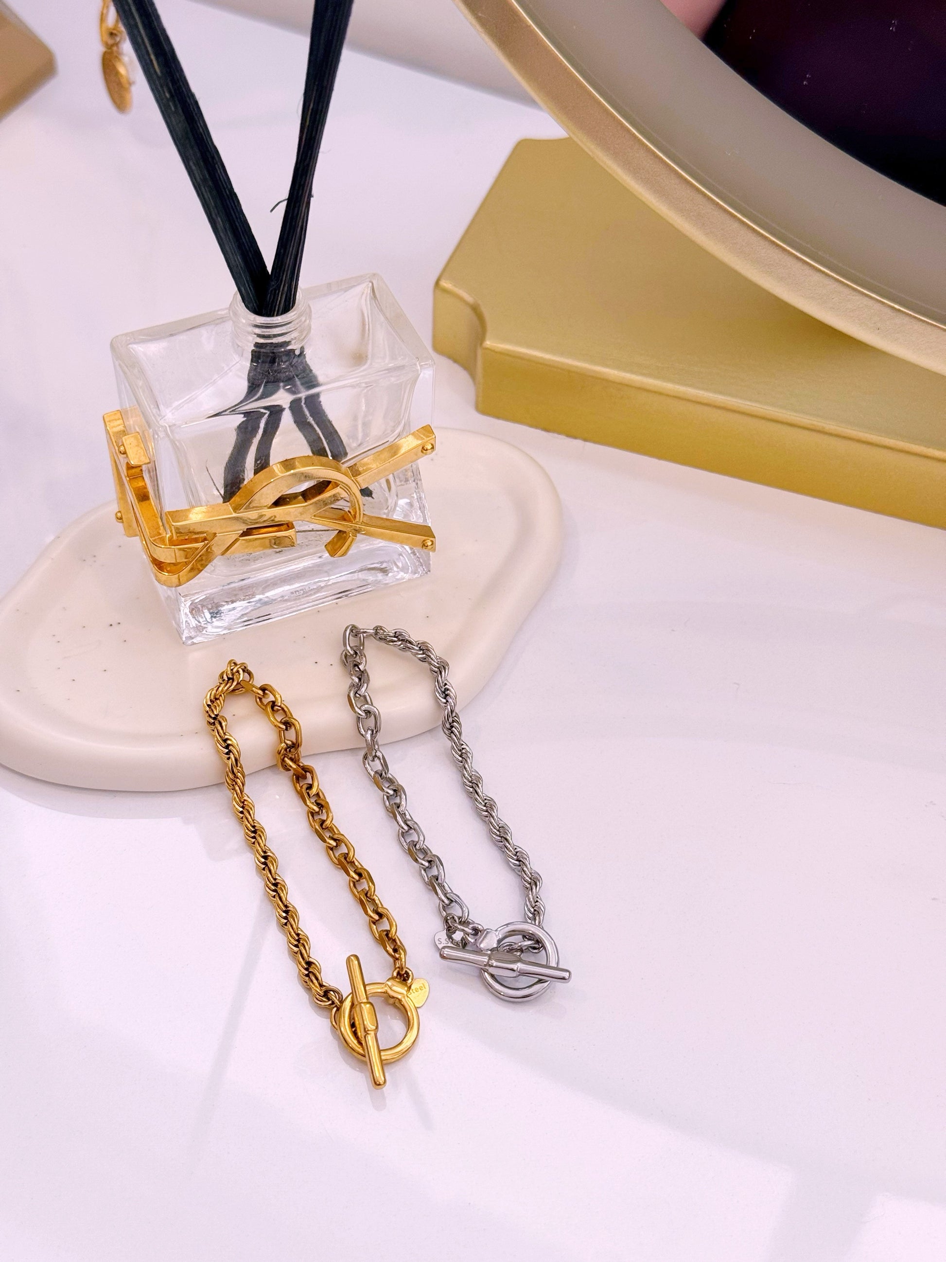 Pulseira com mix de malhas e fecho em T | 2 Cores