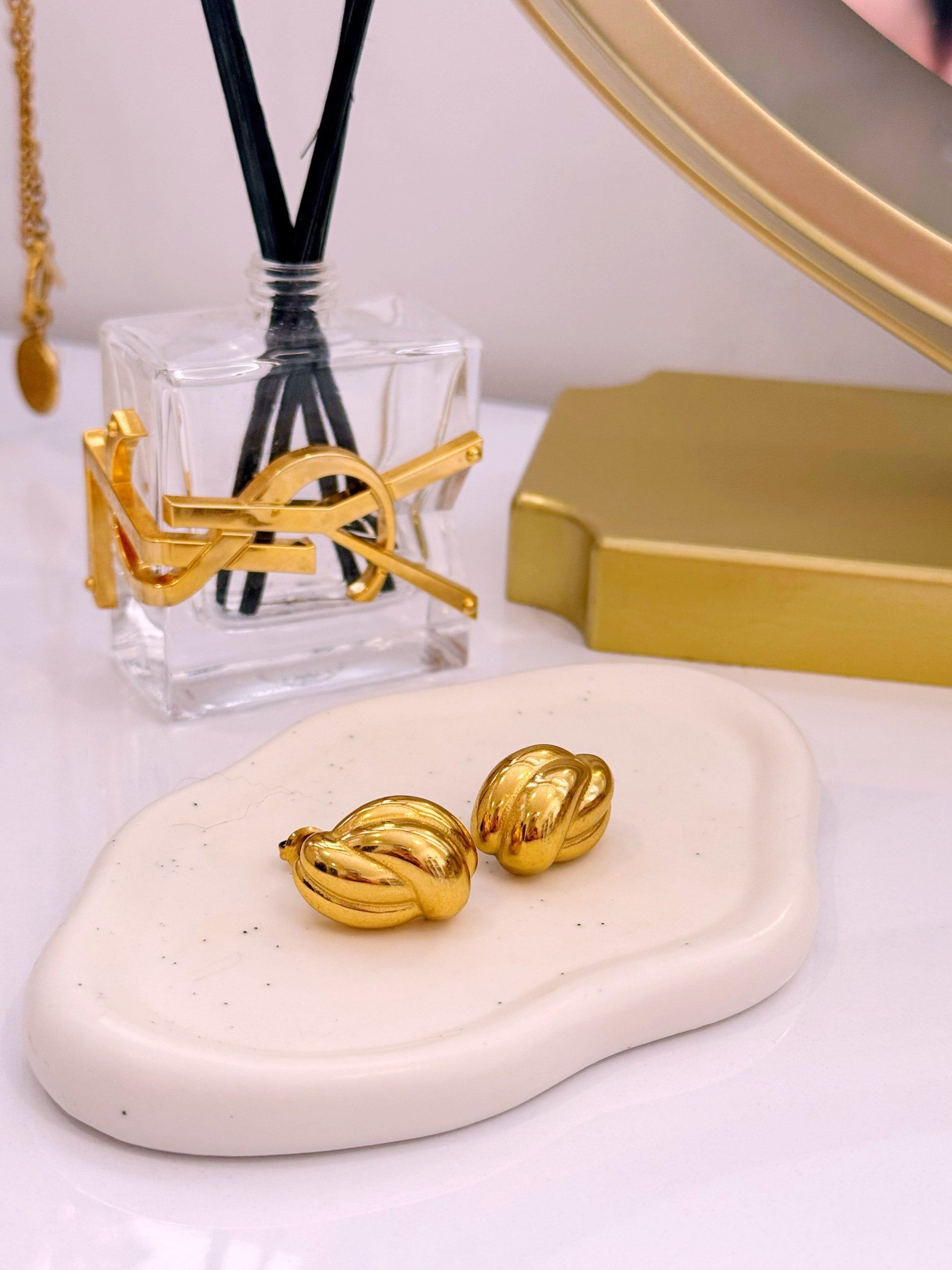 Brinco clássico entrançado com relevos | Dourado