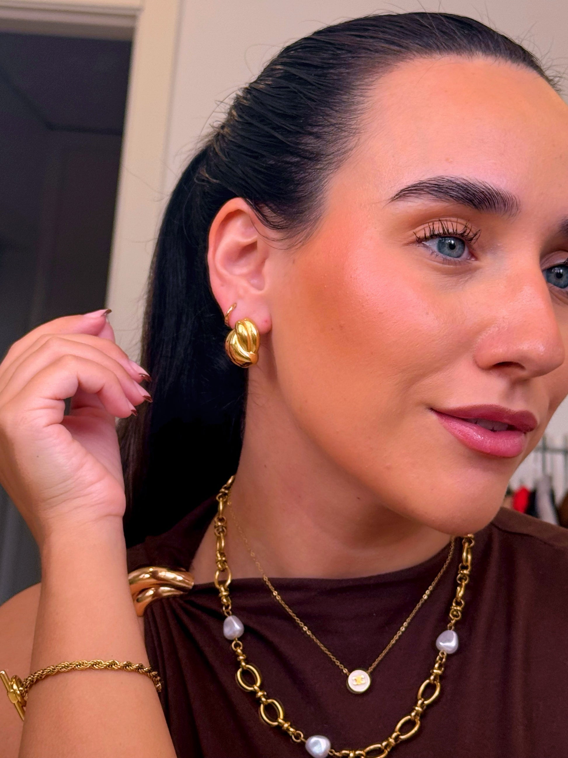 Brinco clássico entrançado com relevos | Dourado