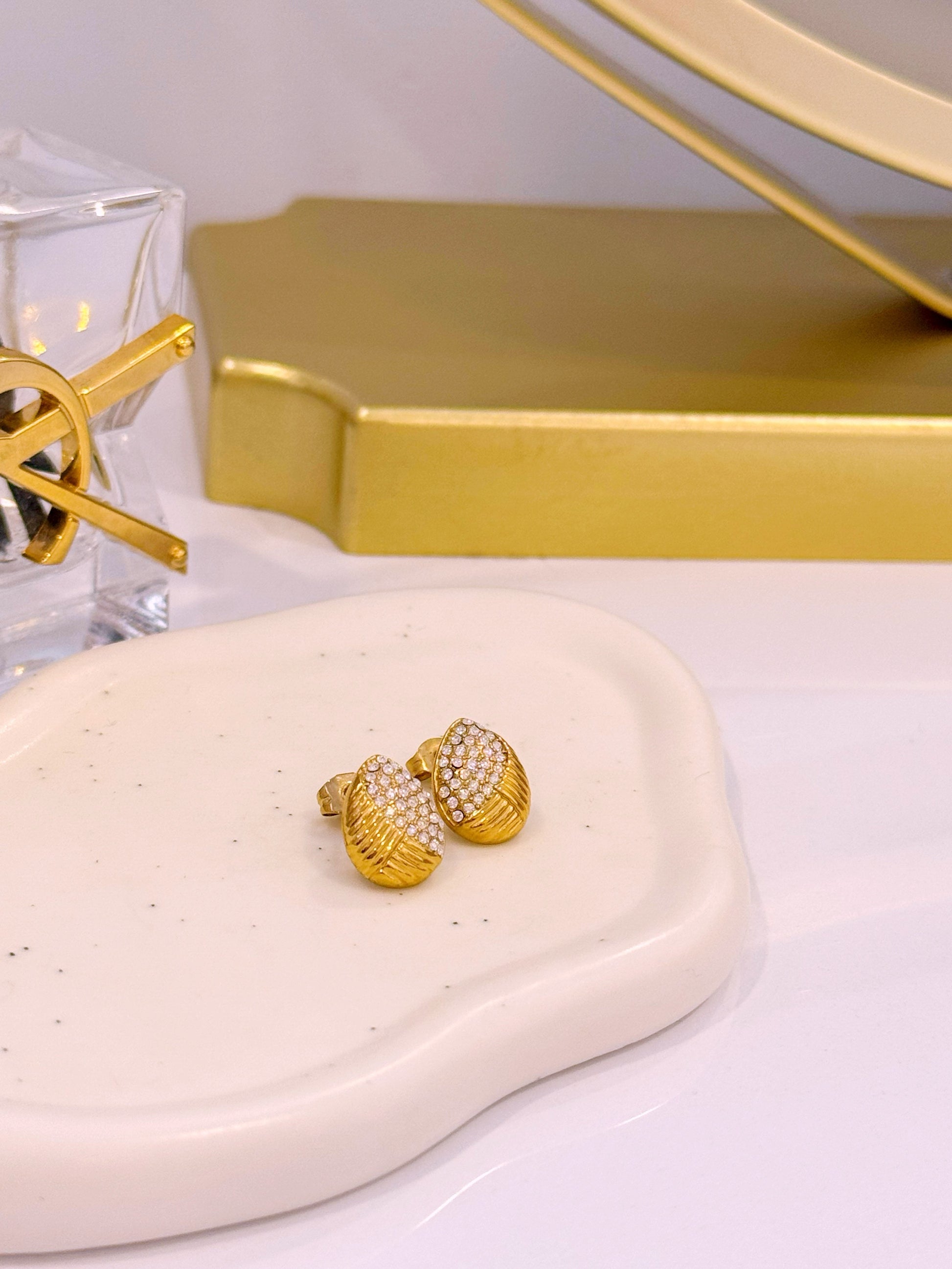 Mini brincos gota com relevos e brilhantes | Dourado