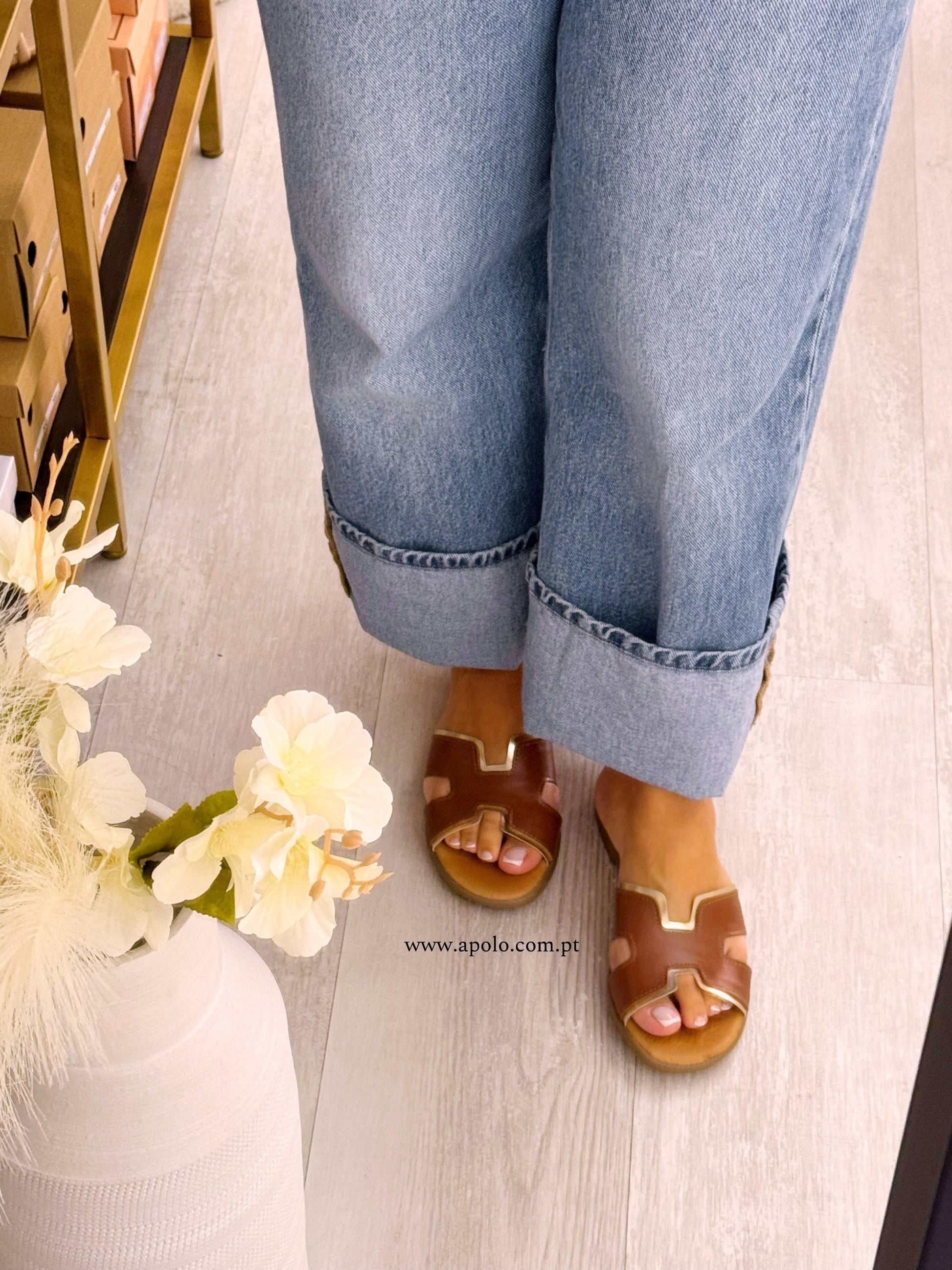 Chinelo com H em castanho e rebordo dourado | Fabrico Nacional