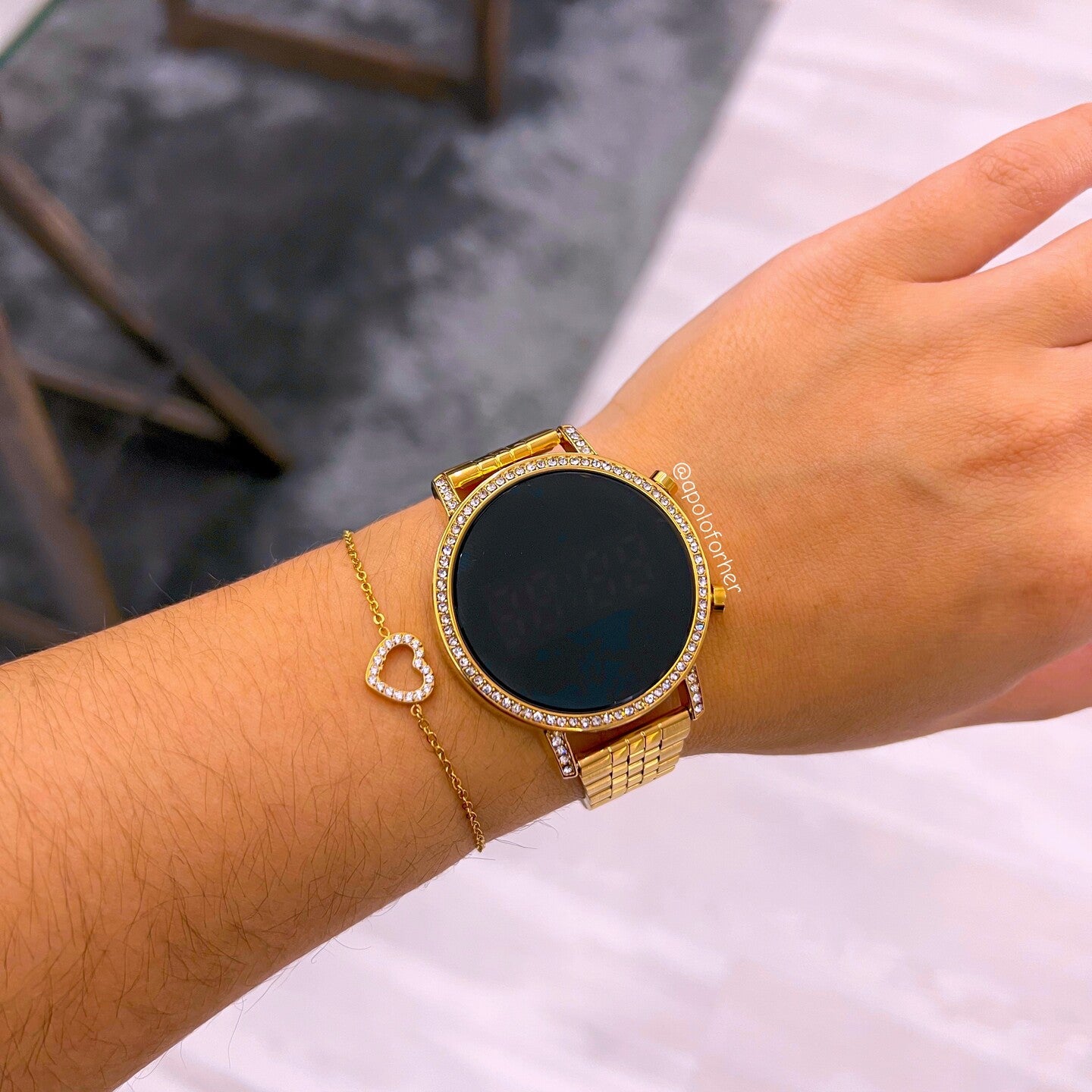 Relógio digital redondo com brilhantes | dourado