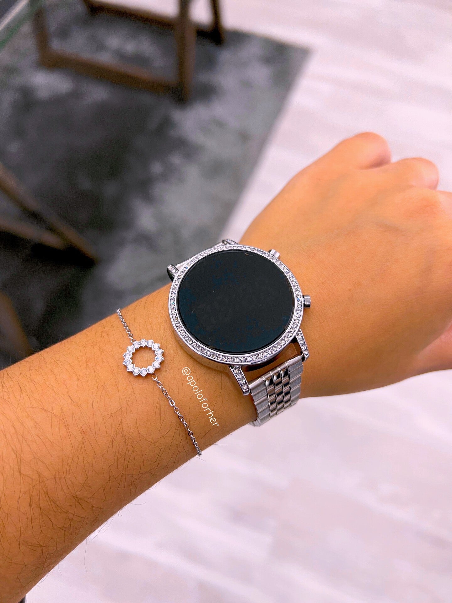 Relógio digital redondo com brilhantes | prateado